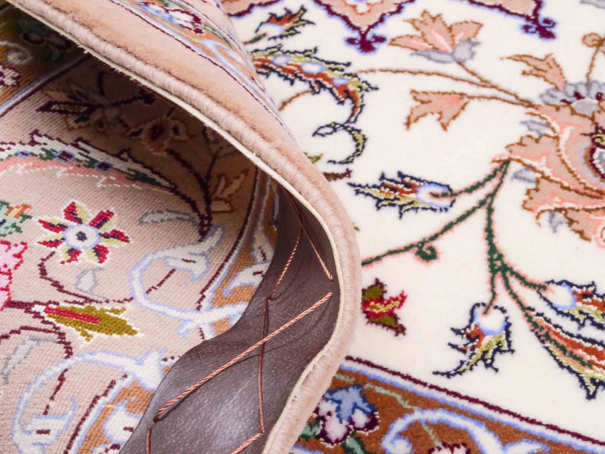 Handgeknüpfter "Entezari" Isfahan Perserteppich von Khademi aus Wolle mit Seide, beige-weiß. Feiner, persischer Teppich mit Medaillon, signiert. Orientteppich, geknüpft in Iran. Größe: 162 x 106 cm. Teppichnummer: SB3-1072 | Jupiter In