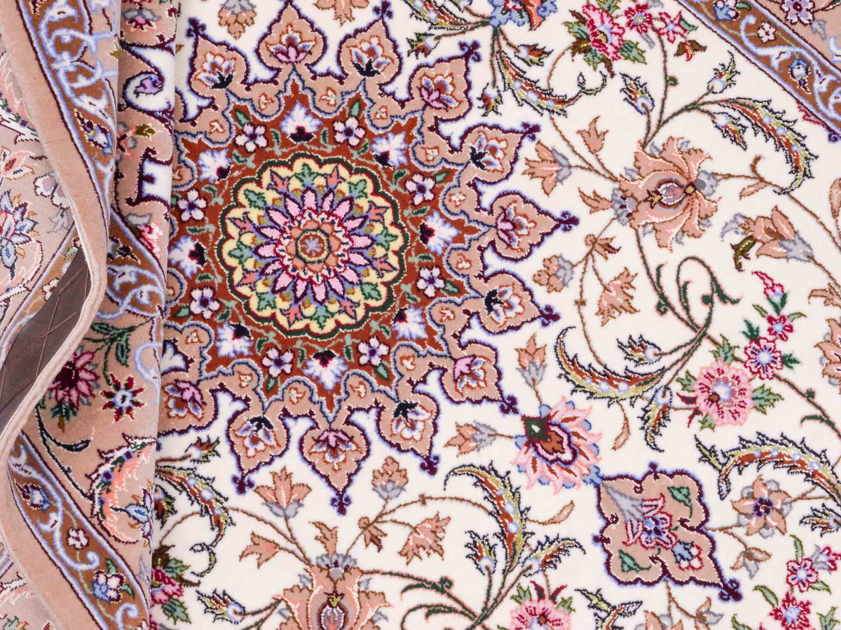 Handgeknüpfter "Entezari" Isfahan Perserteppich von Khademi aus Wolle mit Seide, beige-weiß. Feiner, persischer Teppich mit Medaillon, signiert. Orientteppich, geknüpft in Iran. Größe: 162 x 106 cm. Teppichnummer: SB3-1072 | Jupiter In