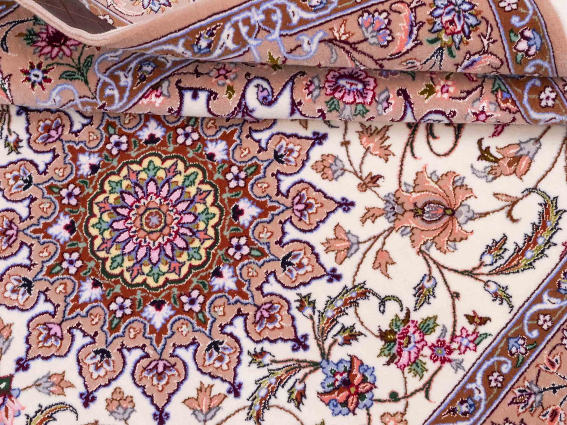 Handgeknüpfter "Entezari" Isfahan Perserteppich von Khademi aus Wolle mit Seide, beige-weiß. Feiner, persischer Teppich mit Medaillon, signiert. Orientteppich, geknüpft in Iran. Größe: 162 x 106 cm. Teppichnummer: SB3-1072 | Jupiter In