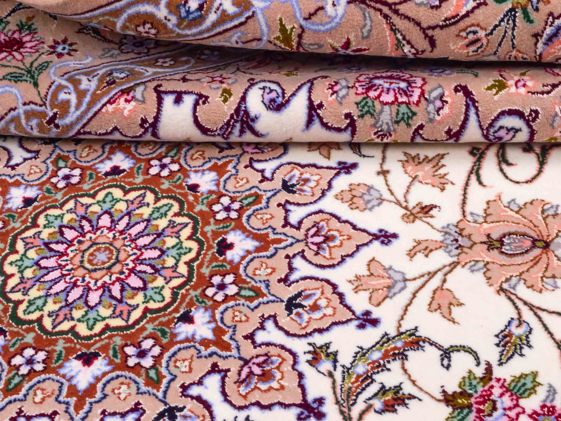 Handgeknüpfter "Entezari" Isfahan Perserteppich von Khademi aus Wolle mit Seide, beige-weiß. Feiner, persischer Teppich mit Medaillon, signiert. Orientteppich, geknüpft in Iran. Größe: 162 x 106 cm. Teppichnummer: SB3-1072 | Jupiter In