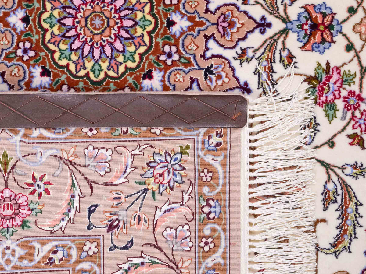 Handgeknüpfter "Entezari" Isfahan Perserteppich von Khademi aus Wolle mit Seide, beige-weiß. Feiner, persischer Teppich mit Medaillon, signiert. Orientteppich, geknüpft in Iran. Größe: 162 x 106 cm. Teppichnummer: SB3-1072 | Jupiter In