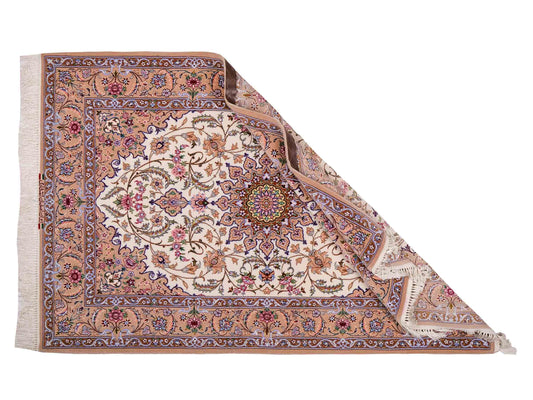 Handgeknüpfter "Entezari" Isfahan Perserteppich von Khademi aus Wolle mit Seide, beige-weiß. Feiner, persischer Teppich mit Medaillon, signiert. Orientteppich, geknüpft in Iran. Größe: 162 x 106 cm. Teppichnummer: SB3-1072 | Jupiter In