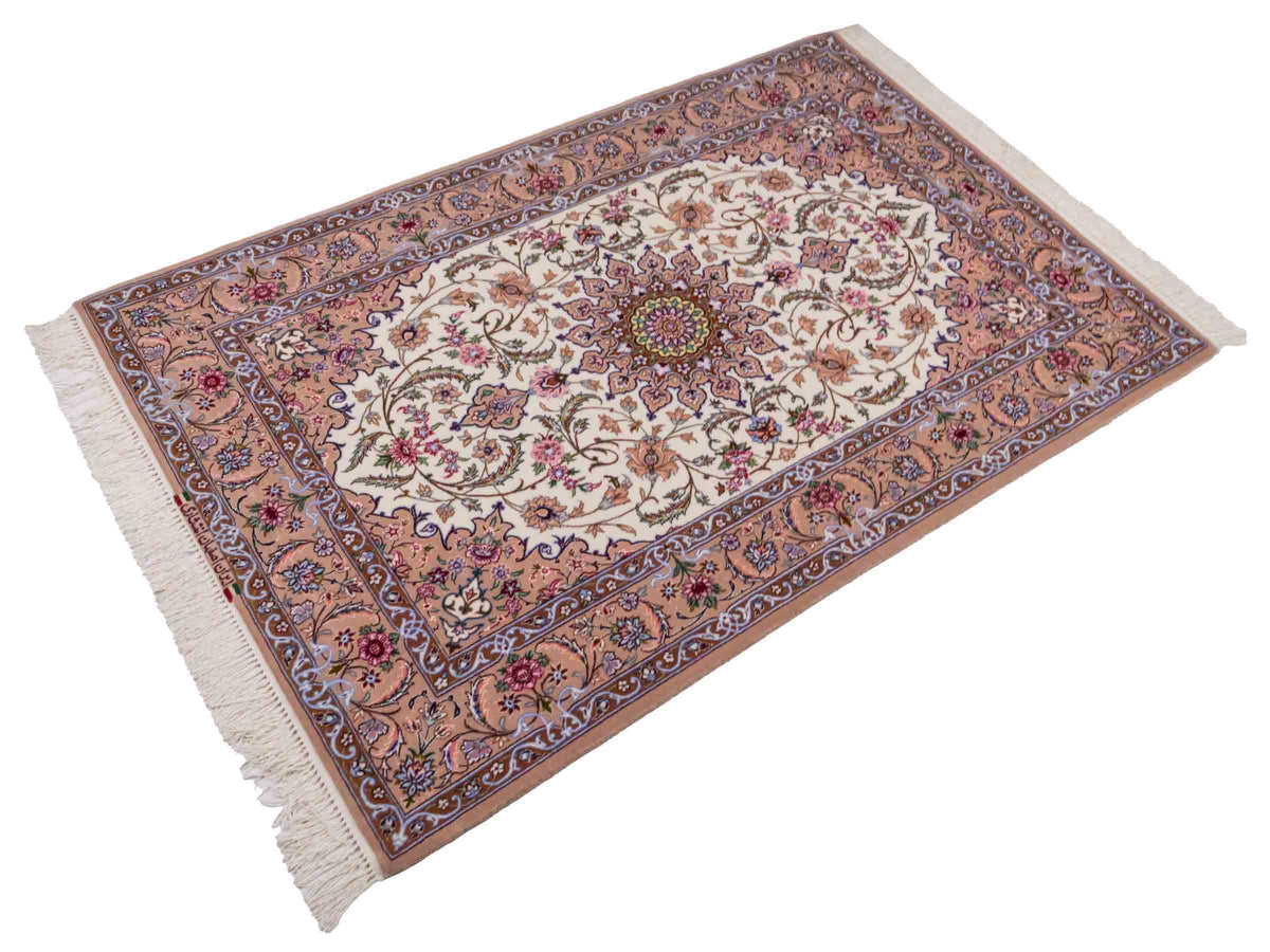 Handgeknüpfter "Entezari" Isfahan Perserteppich von Khademi aus Wolle mit Seide, beige-weiß. Feiner, persischer Teppich mit Medaillon, signiert. Orientteppich, geknüpft in Iran. Größe: 162 x 106 cm. Teppichnummer: SB3-1072 | Jupiter In