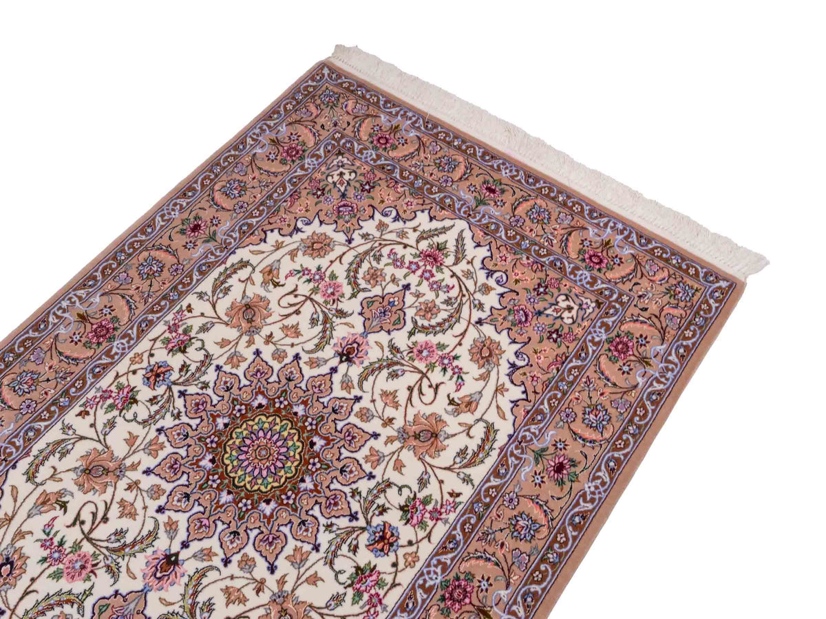 Handgeknüpfter "Entezari" Isfahan Perserteppich von Khademi aus Wolle mit Seide, beige-weiß. Feiner, persischer Teppich mit Medaillon, signiert. Orientteppich, geknüpft in Iran. Größe: 162 x 106 cm. Teppichnummer: SB3-1072 | Jupiter In
