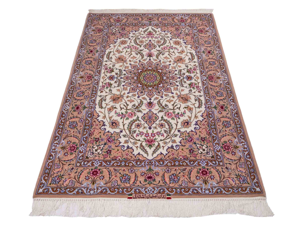 Handgeknüpfter "Entezari" Isfahan Perserteppich von Khademi aus Wolle mit Seide, beige-weiß. Feiner, persischer Teppich mit Medaillon, signiert. Orientteppich, geknüpft in Iran. Größe: 162 x 106 cm. Teppichnummer: SB3-1072 | Jupiter In