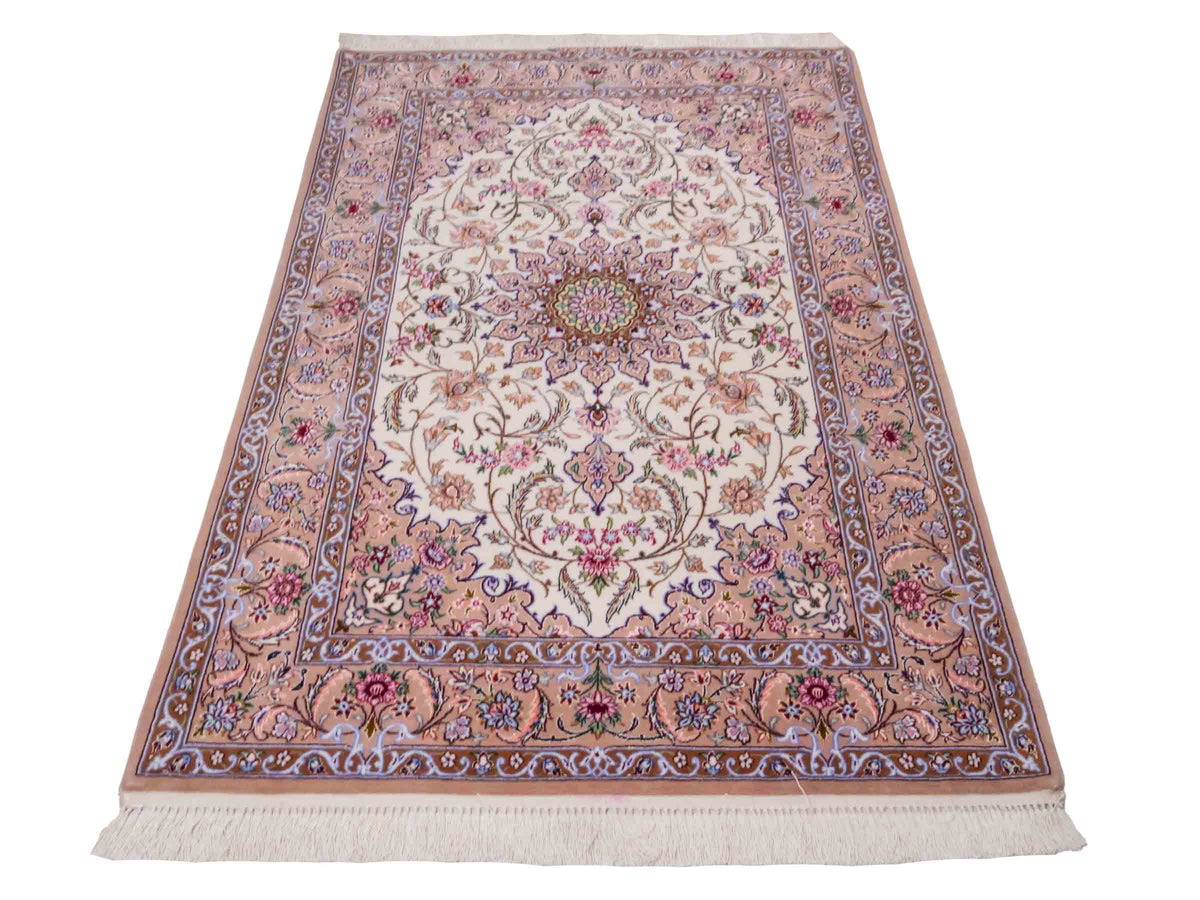 Handgeknüpfter "Entezari" Isfahan Perserteppich von Khademi aus Wolle mit Seide, beige-weiß. Feiner, persischer Teppich mit Medaillon, signiert. Orientteppich, geknüpft in Iran. Größe: 162 x 106 cm. Teppichnummer: SB3-1072 | Jupiter In