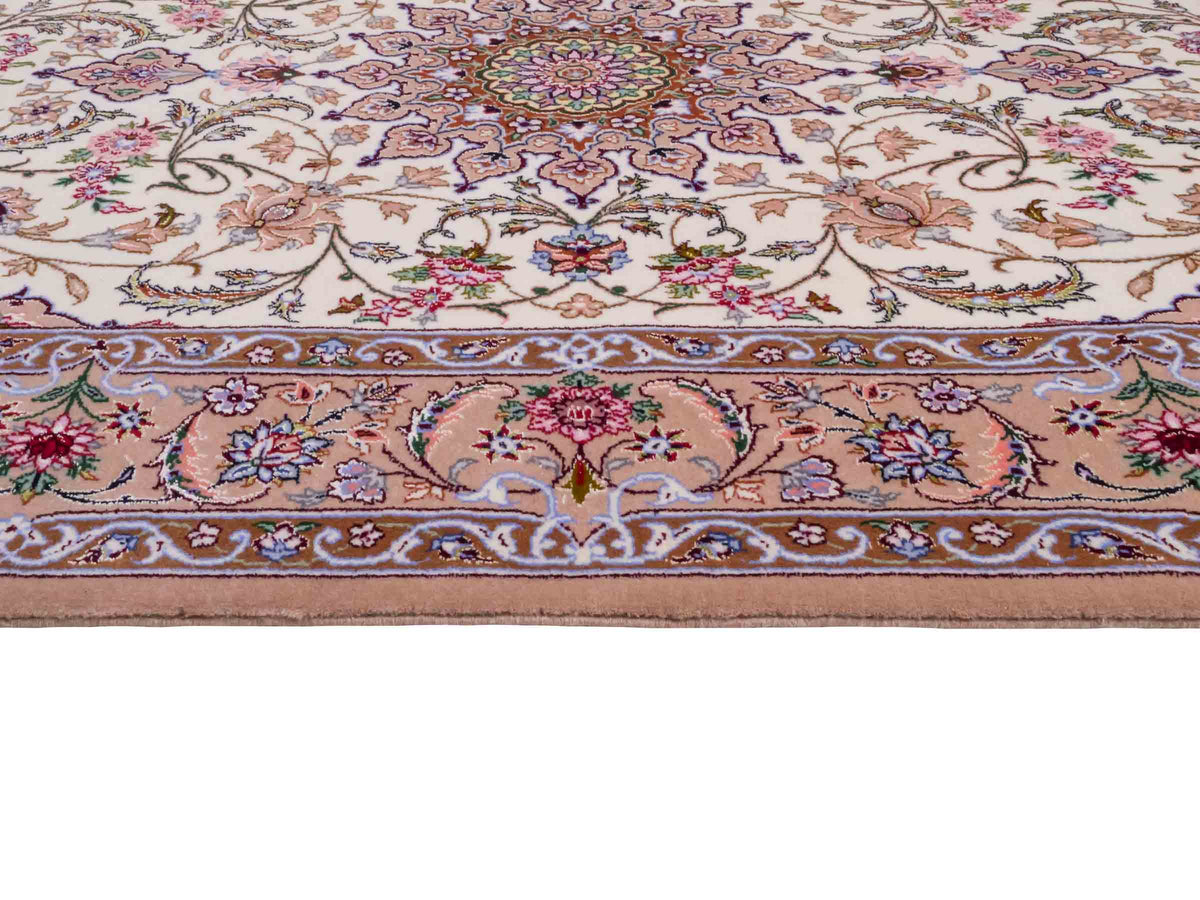 Handgeknüpfter "Entezari" Isfahan Perserteppich von Khademi aus Wolle mit Seide, beige-weiß. Feiner, persischer Teppich mit Medaillon, signiert. Orientteppich, geknüpft in Iran. Größe: 162 x 106 cm. Teppichnummer: SB3-1072 | Jupiter In