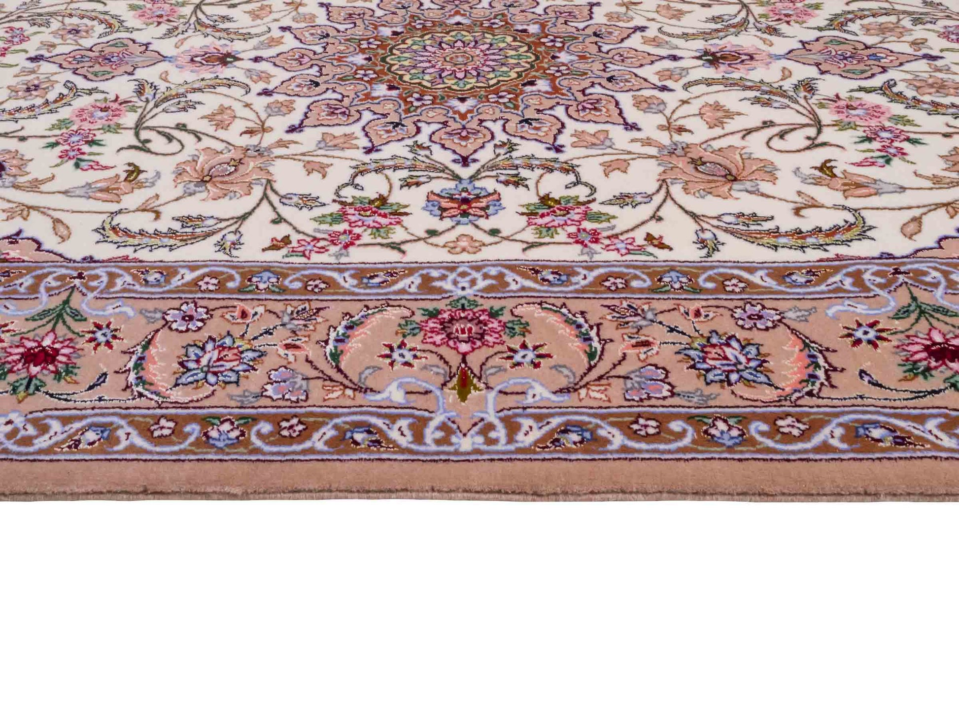 Handgeknüpfter "Entezari" Isfahan Perserteppich von Khademi aus Wolle mit Seide, beige-weiß. Feiner, persischer Teppich mit Medaillon, signiert. Orientteppich, geknüpft in Iran. Größe: 162 x 106 cm. Teppichnummer: SB3-1072 | Jupiter In