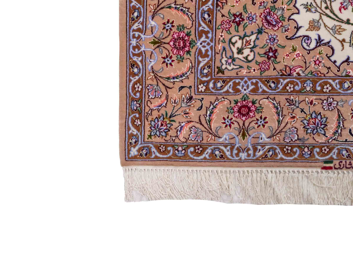 Handgeknüpfter "Entezari" Isfahan Perserteppich von Khademi aus Wolle mit Seide, beige-weiß. Feiner, persischer Teppich mit Medaillon, signiert. Orientteppich, geknüpft in Iran. Größe: 162 x 106 cm. Teppichnummer: SB3-1072 | Jupiter In