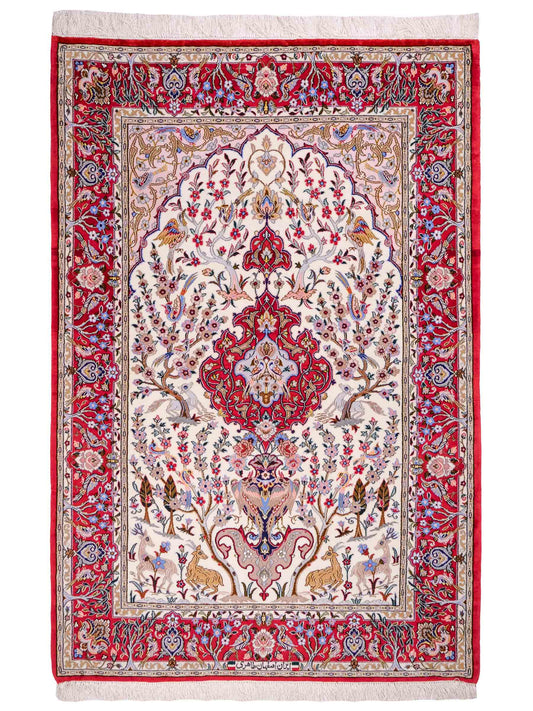 Handgeknüpfter "Taheri" Isfahan Perserteppich von Khademi aus Wolle mit Seide, rot, cremeweiß. Feiner, persischer Teppich mit Medaillon, signiert. Orientteppich handgeknüpft in Iran. Größe: 162 x 109 cm. Teppichnummer: DB3-1044 Jupiter Intl.