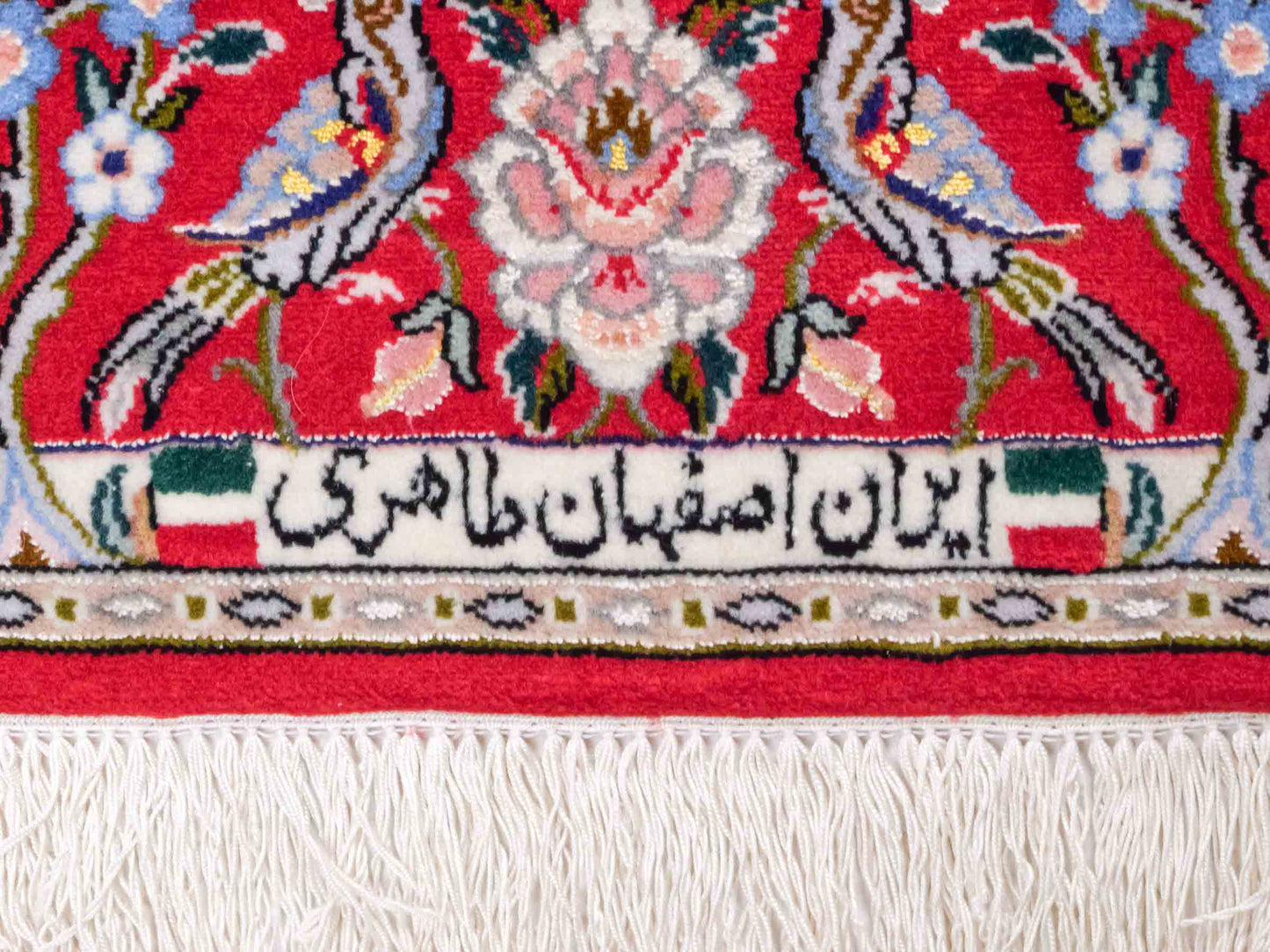 Handgeknüpfter "Taheri" Isfahan Perserteppich von Khademi aus Wolle mit Seide, rot, cremeweiß. Feiner, persischer Teppich mit Medaillon, signiert. Orientteppich handgeknüpft in Iran. Größe: 162 x 109 cm. Teppichnummer: DB3-1044 Jupiter Intl.