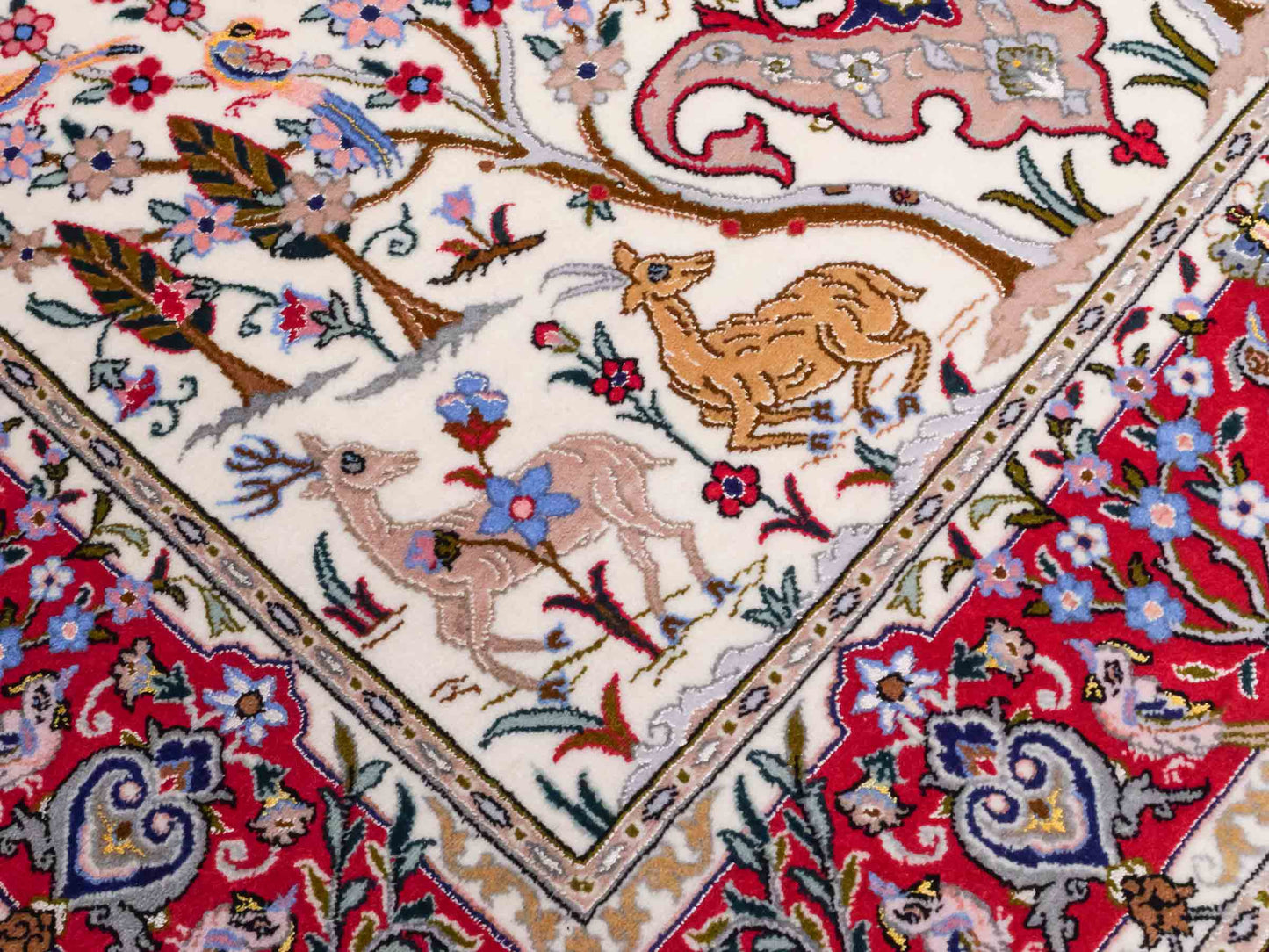 Handgeknüpfter "Taheri" Isfahan Perserteppich von Khademi aus Wolle mit Seide, rot, cremeweiß. Feiner, persischer Teppich mit Medaillon, signiert. Orientteppich handgeknüpft in Iran. Größe: 162 x 109 cm. Teppichnummer: DB3-1044 Jupiter Intl.