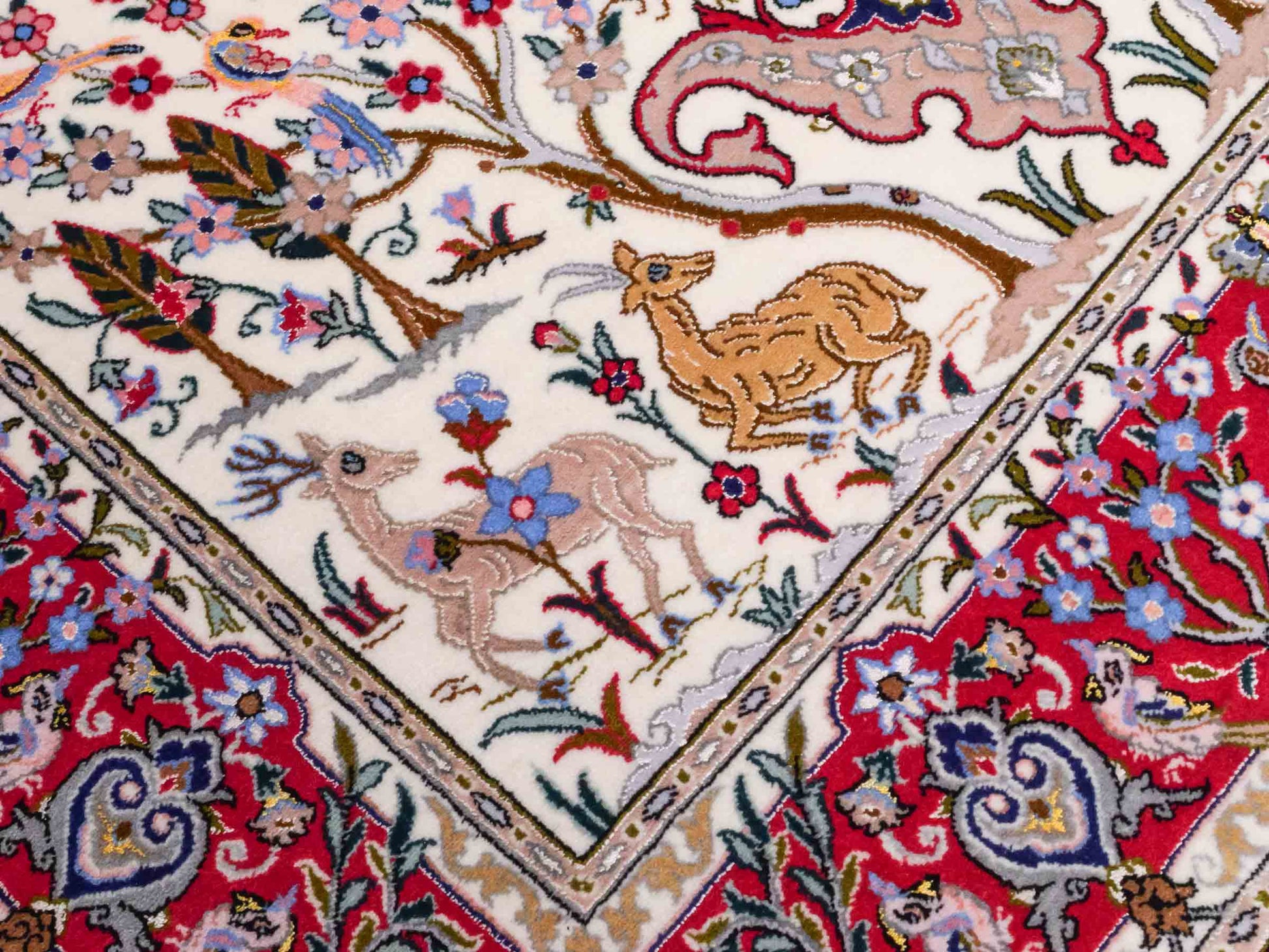Handgeknüpfter "Taheri" Isfahan Perserteppich von Khademi aus Wolle mit Seide, rot, cremeweiß. Feiner, persischer Teppich mit Medaillon, signiert. Orientteppich handgeknüpft in Iran. Größe: 162 x 109 cm. Teppichnummer: DB3-1044 Jupiter Intl.