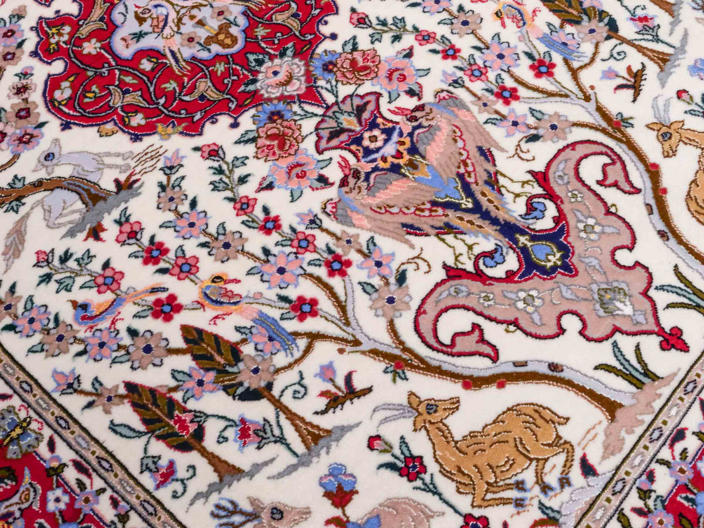 Handgeknüpfter "Taheri" Isfahan Perserteppich von Khademi aus Wolle mit Seide, rot, cremeweiß. Feiner, persischer Teppich mit Medaillon, signiert. Orientteppich handgeknüpft in Iran. Größe: 162 x 109 cm. Teppichnummer: DB3-1044 Jupiter Intl.