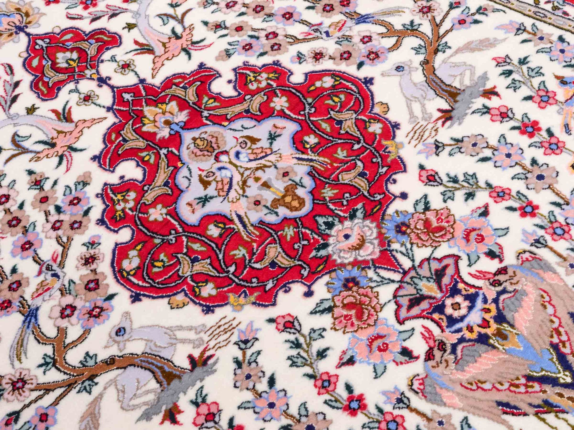 Handgeknüpfter "Taheri" Isfahan Perserteppich von Khademi aus Wolle mit Seide, rot, cremeweiß. Feiner, persischer Teppich mit Medaillon, signiert. Orientteppich handgeknüpft in Iran. Größe: 162 x 109 cm. Teppichnummer: DB3-1044 Jupiter Intl.