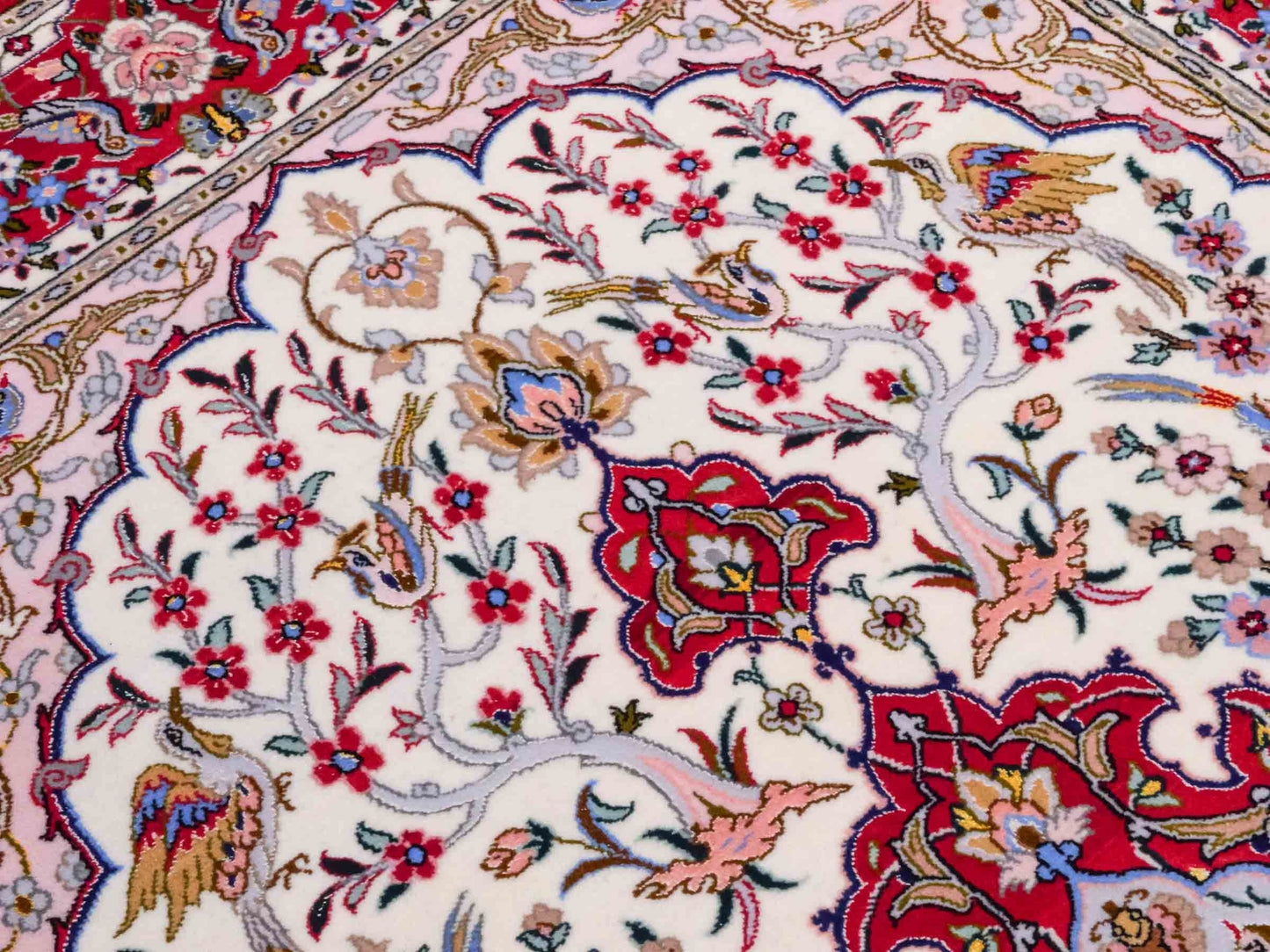 Handgeknüpfter "Taheri" Isfahan Perserteppich von Khademi aus Wolle mit Seide, rot, cremeweiß. Feiner, persischer Teppich mit Medaillon, signiert. Orientteppich handgeknüpft in Iran. Größe: 162 x 109 cm. Teppichnummer: DB3-1044 Jupiter Intl.