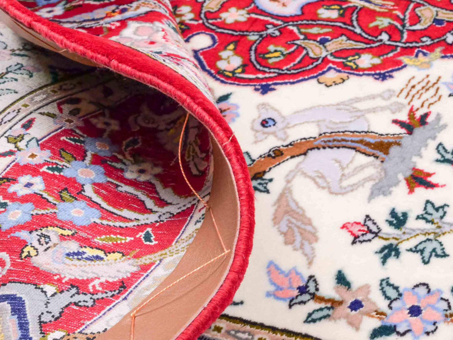 Handgeknüpfter "Taheri" Isfahan Perserteppich von Khademi aus Wolle mit Seide, rot, cremeweiß. Feiner, persischer Teppich mit Medaillon, signiert. Orientteppich handgeknüpft in Iran. Größe: 162 x 109 cm. Teppichnummer: DB3-1044 Jupiter Intl.
