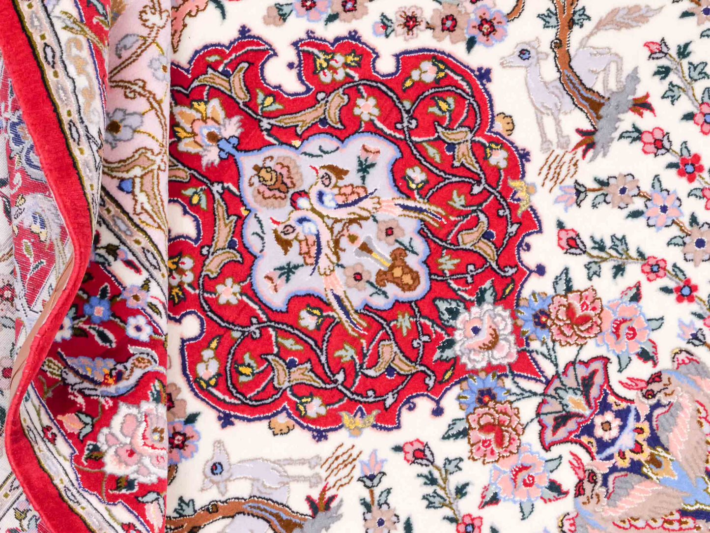 Handgeknüpfter "Taheri" Isfahan Perserteppich von Khademi aus Wolle mit Seide, rot, cremeweiß. Feiner, persischer Teppich mit Medaillon, signiert. Orientteppich handgeknüpft in Iran. Größe: 162 x 109 cm. Teppichnummer: DB3-1044 Jupiter Intl.