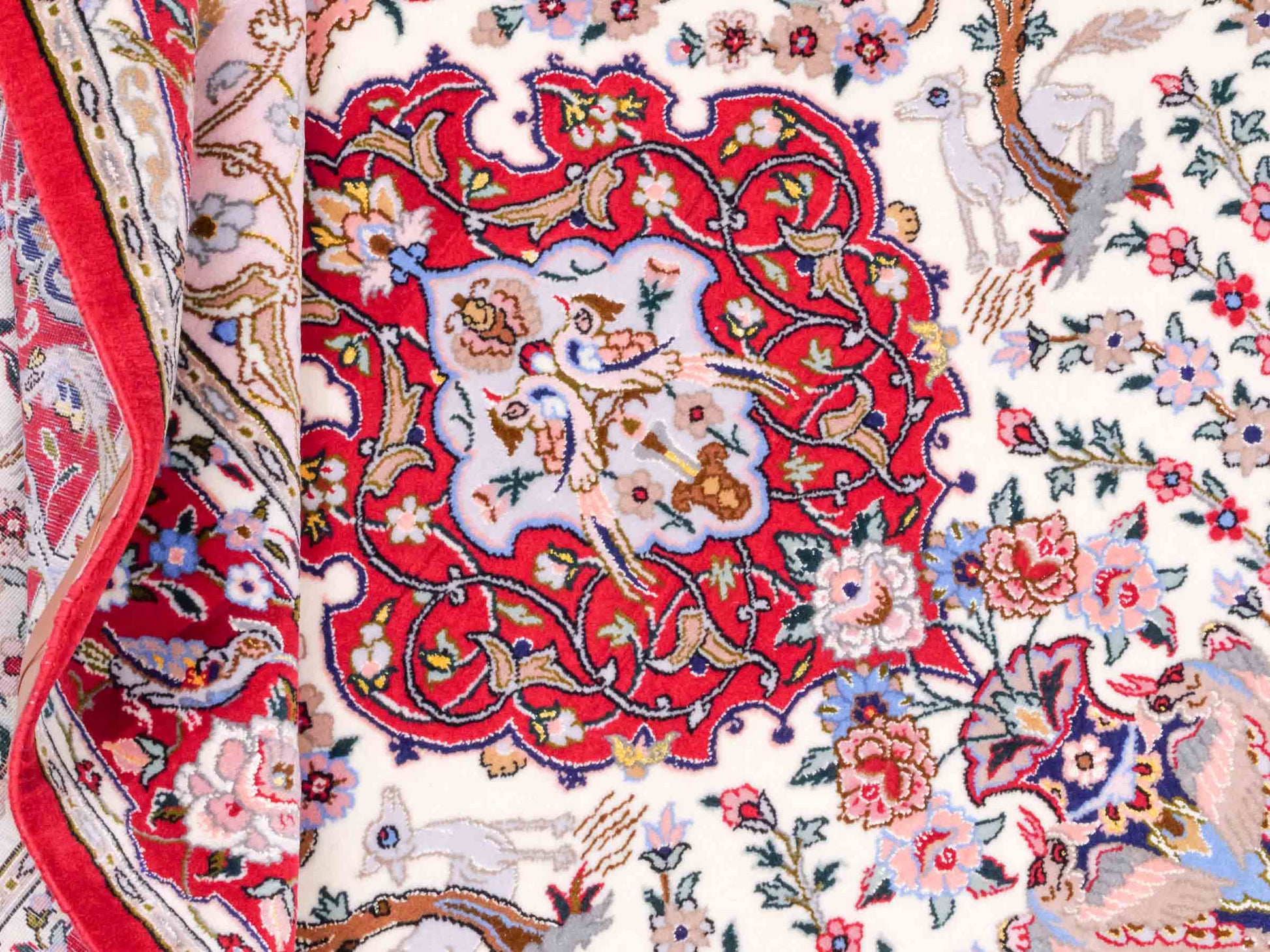 Handgeknüpfter "Taheri" Isfahan Perserteppich von Khademi aus Wolle mit Seide, rot, cremeweiß. Feiner, persischer Teppich mit Medaillon, signiert. Orientteppich handgeknüpft in Iran. Größe: 162 x 109 cm. Teppichnummer: DB3-1044 Jupiter Intl.