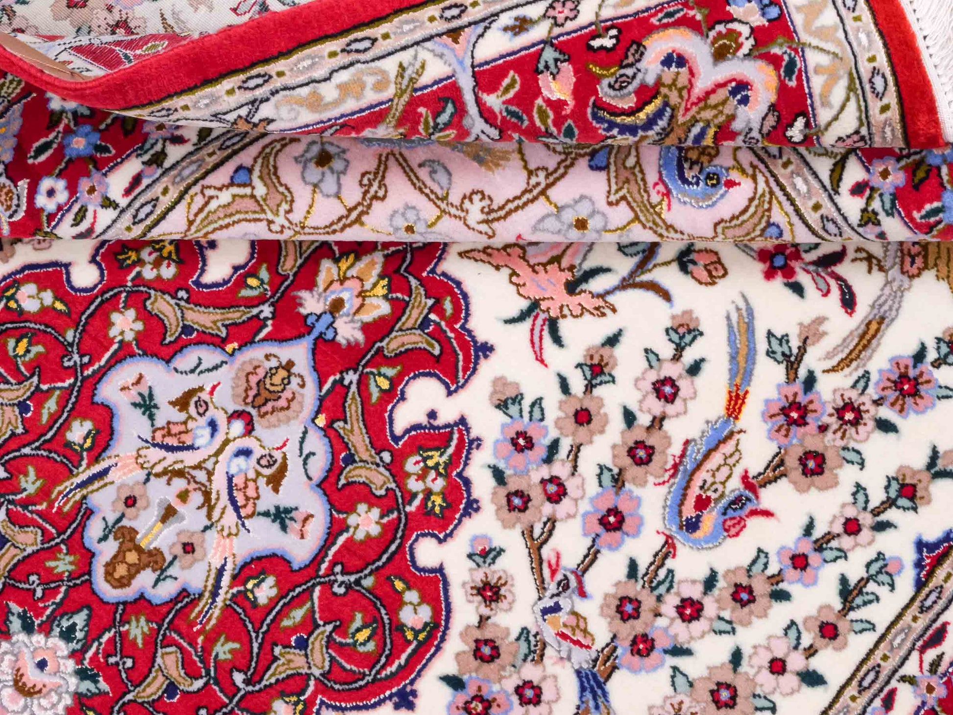 Handgeknüpfter "Taheri" Isfahan Perserteppich von Khademi aus Wolle mit Seide, rot, cremeweiß. Feiner, persischer Teppich mit Medaillon, signiert. Orientteppich handgeknüpft in Iran. Größe: 162 x 109 cm. Teppichnummer: DB3-1044 Jupiter Intl.