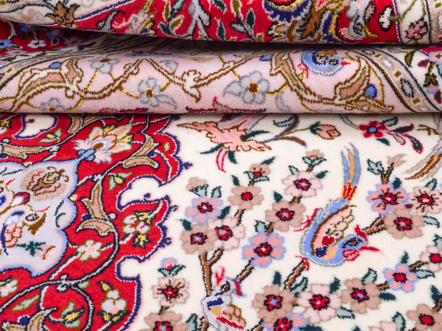Handgeknüpfter "Taheri" Isfahan Perserteppich von Khademi aus Wolle mit Seide, rot, cremeweiß. Feiner, persischer Teppich mit Medaillon, signiert. Orientteppich handgeknüpft in Iran. Größe: 162 x 109 cm. Teppichnummer: DB3-1044 Jupiter Intl.