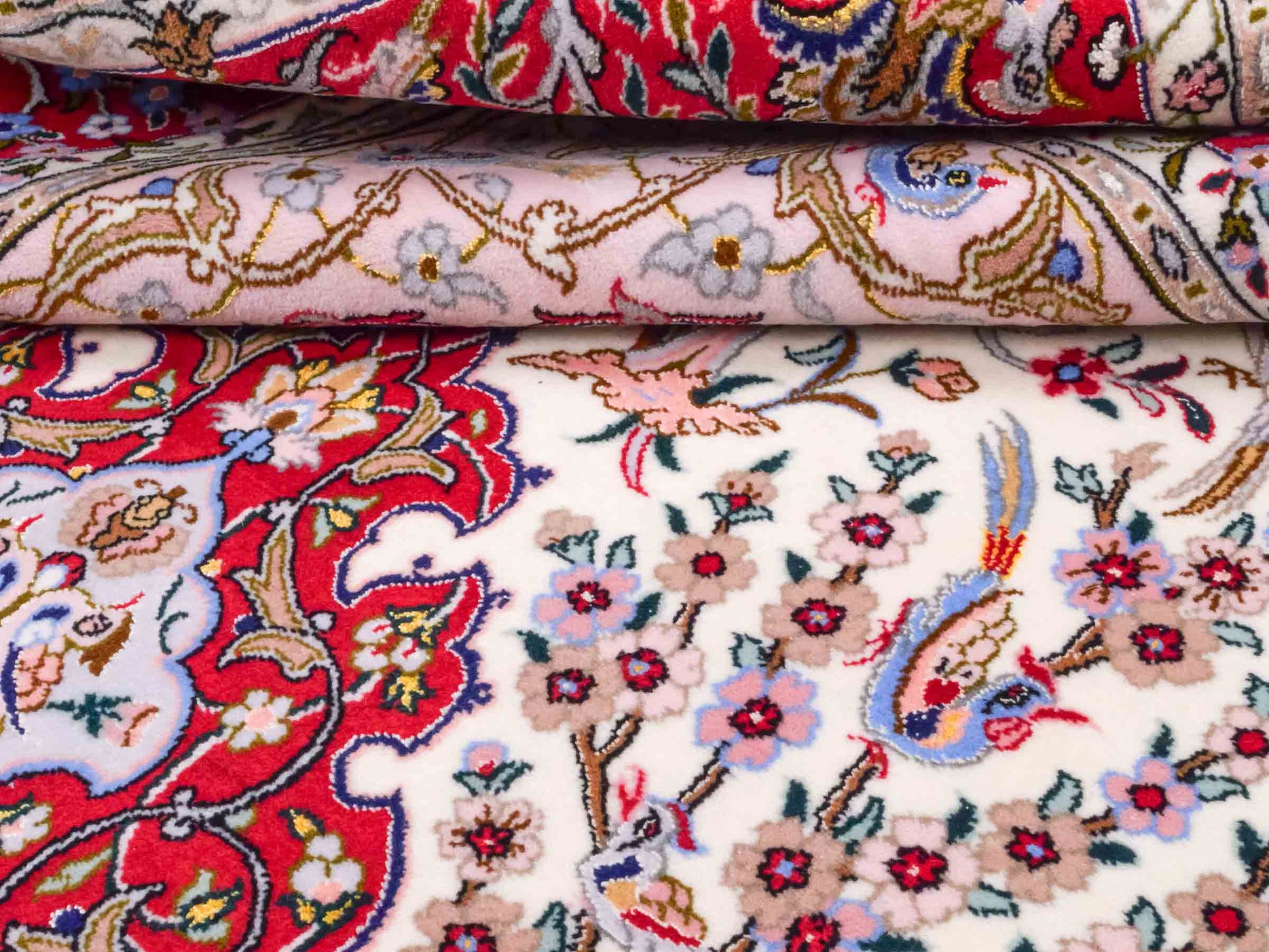 Handgeknüpfter "Taheri" Isfahan Perserteppich von Khademi aus Wolle mit Seide, rot, cremeweiß. Feiner, persischer Teppich mit Medaillon, signiert. Orientteppich handgeknüpft in Iran. Größe: 162 x 109 cm. Teppichnummer: DB3-1044 Jupiter Intl.