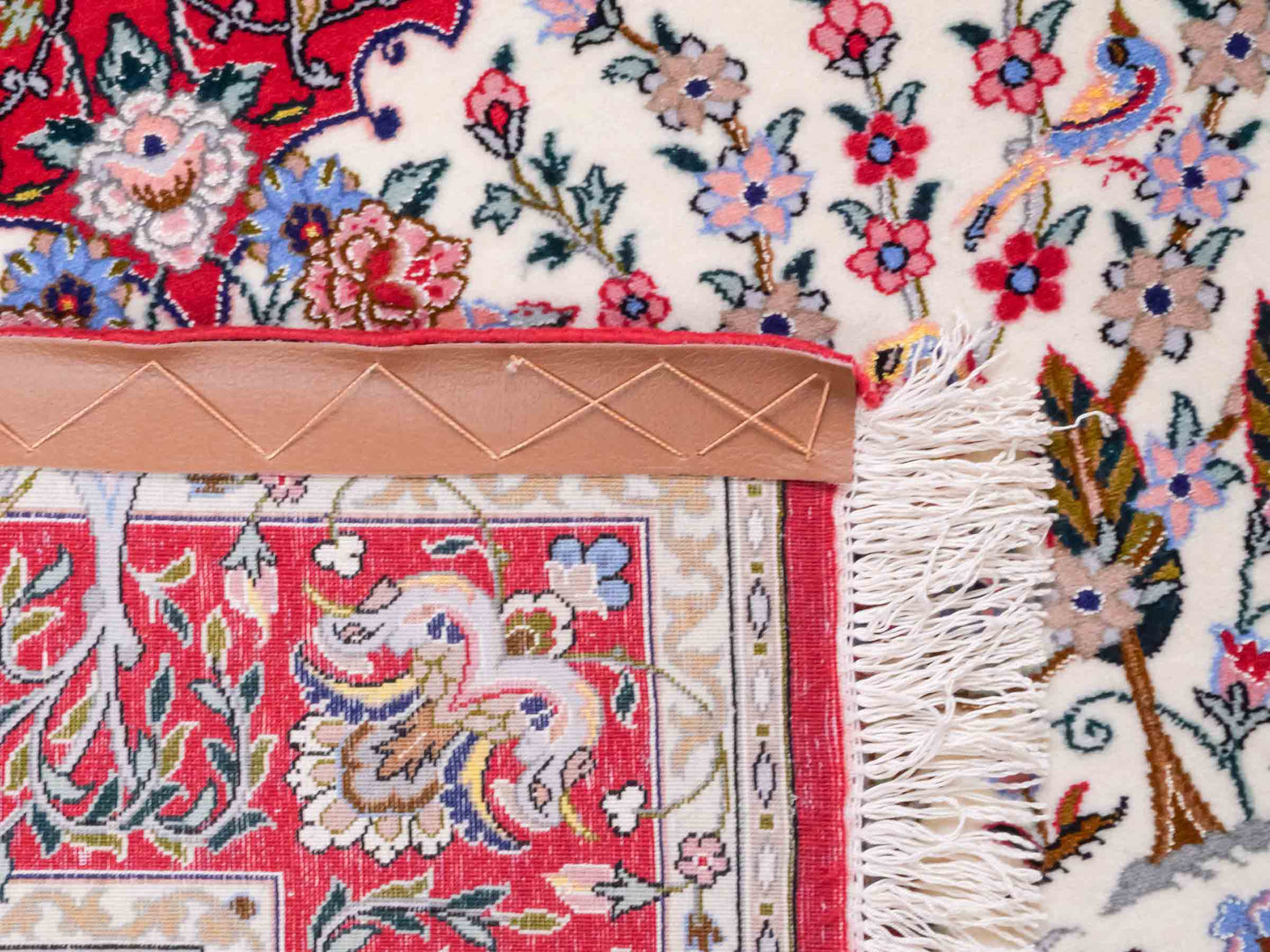 Handgeknüpfter "Taheri" Isfahan Perserteppich von Khademi aus Wolle mit Seide, rot, cremeweiß. Feiner, persischer Teppich mit Medaillon, signiert. Orientteppich handgeknüpft in Iran. Größe: 162 x 109 cm. Teppichnummer: DB3-1044 Jupiter Intl.