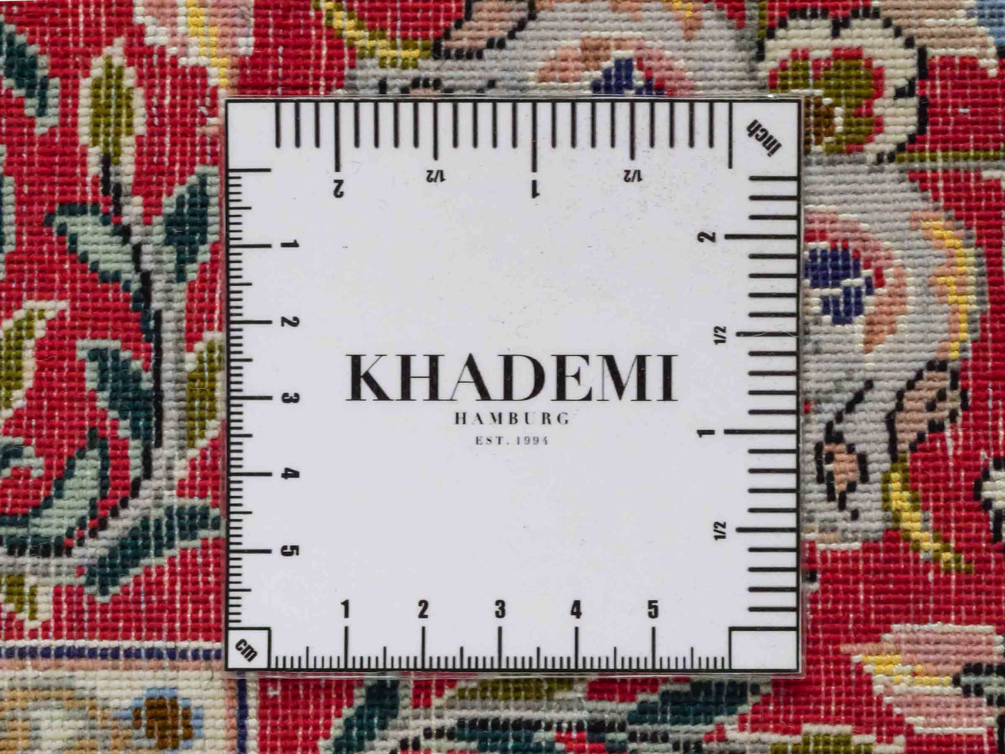 Handgeknüpfter "Taheri" Isfahan Perserteppich von Khademi aus Wolle mit Seide, rot, cremeweiß. Feiner, persischer Teppich mit Medaillon, signiert. Orientteppich handgeknüpft in Iran. Größe: 162 x 109 cm. Teppichnummer: DB3-1044 Jupiter Intl.