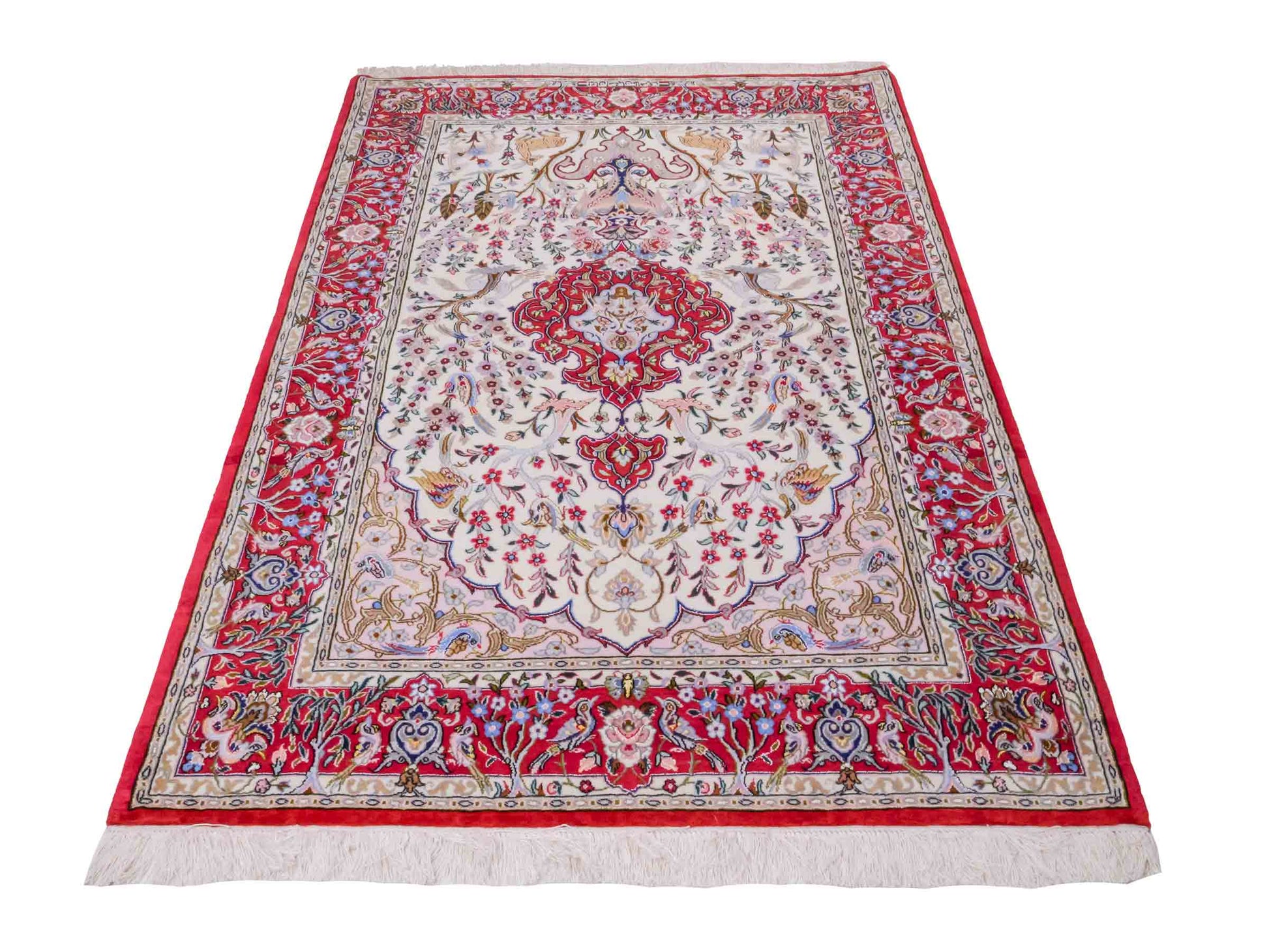 Handgeknüpfter "Taheri" Isfahan Perserteppich von Khademi aus Wolle mit Seide, rot, cremeweiß. Feiner, persischer Teppich mit Medaillon, signiert. Orientteppich handgeknüpft in Iran. Größe: 162 x 109 cm. Teppichnummer: DB3-1044 Jupiter Intl.