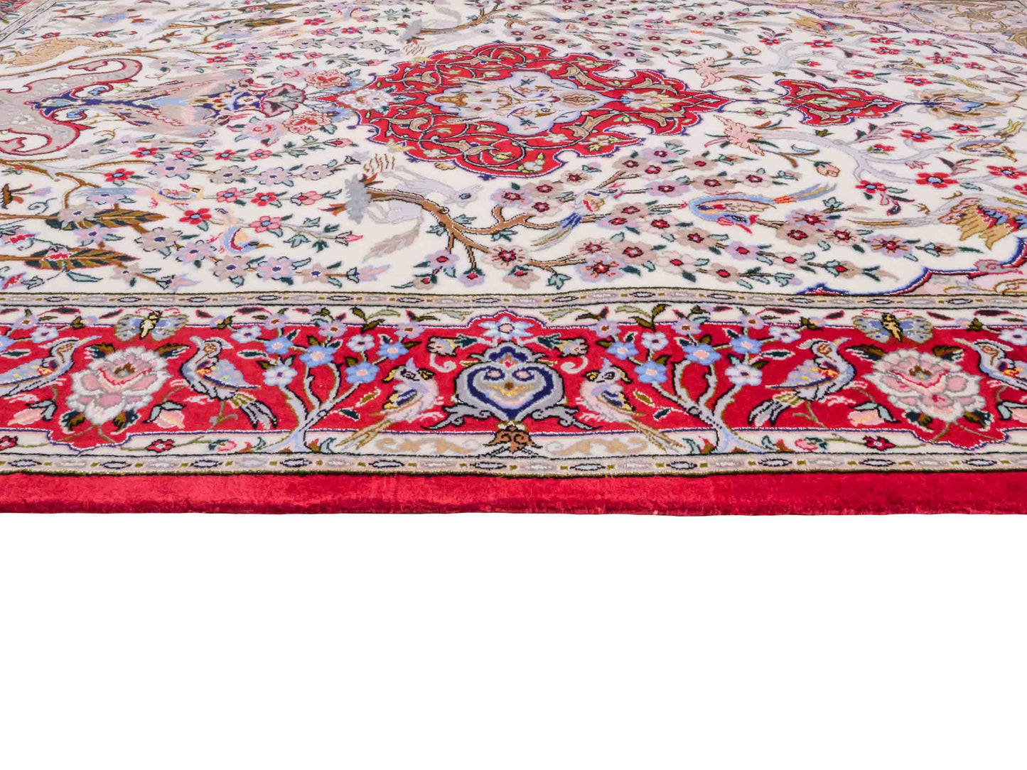 Handgeknüpfter "Taheri" Isfahan Perserteppich von Khademi aus Wolle mit Seide, rot, cremeweiß. Feiner, persischer Teppich mit Medaillon, signiert. Orientteppich handgeknüpft in Iran. Größe: 162 x 109 cm. Teppichnummer: DB3-1044 Jupiter Intl.