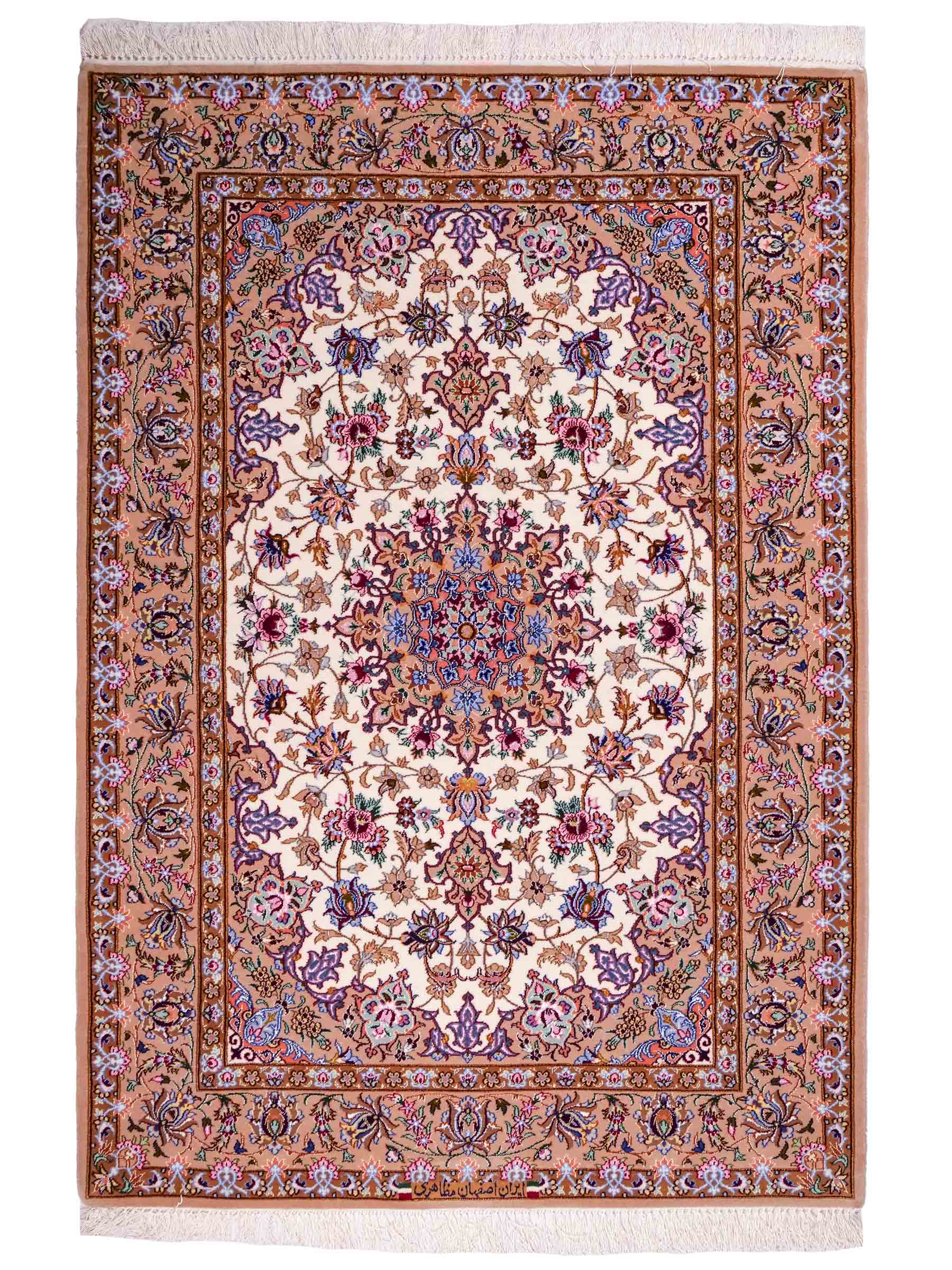 Handgeknüpfter "Mazaheri" Isfahan Perserteppich von Khademi aus Wolle mit Seide, beige, creme. Feiner, persischer Teppich mit Medaillon, signiert. Orientteppich handgeknüpft in Iran. Größe: 162 x 110 cm. Teppichnummer: DB3-1047 Jupiter Intl.