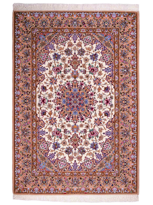 Handgeknüpfter "Mazaheri" Isfahan Perserteppich von Khademi aus Wolle mit Seide, beige, creme. Feiner, persischer Teppich mit Medaillon, signiert. Orientteppich handgeknüpft in Iran. Größe: 162 x 110 cm. Teppichnummer: DB3-1047 Jupiter Intl.
