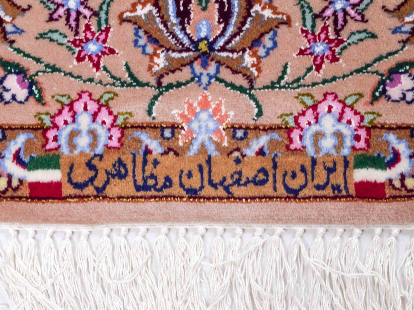 Handgeknüpfter "Mazaheri" Isfahan Perserteppich von Khademi aus Wolle mit Seide, beige, creme. Feiner, persischer Teppich mit Medaillon, signiert. Orientteppich handgeknüpft in Iran. Größe: 162 x 110 cm. Teppichnummer: DB3-1047 Jupiter Intl.