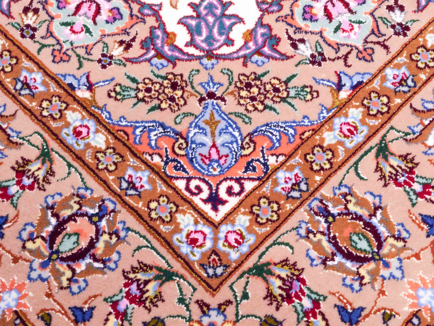 Handgeknüpfter "Mazaheri" Isfahan Perserteppich von Khademi aus Wolle mit Seide, beige, creme. Feiner, persischer Teppich mit Medaillon, signiert. Orientteppich handgeknüpft in Iran. Größe: 162 x 110 cm. Teppichnummer: DB3-1047 Jupiter Intl.