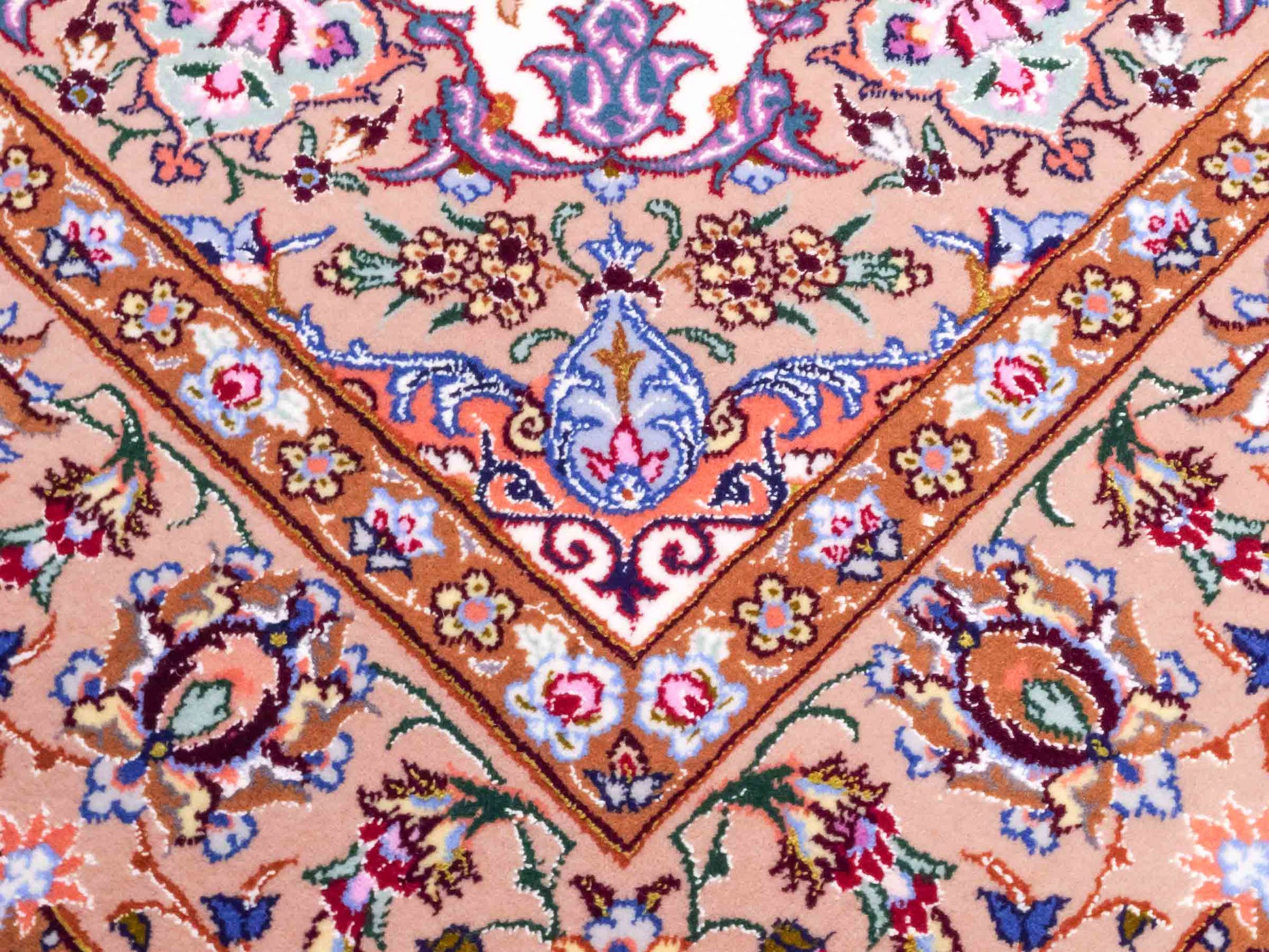Handgeknüpfter "Mazaheri" Isfahan Perserteppich von Khademi aus Wolle mit Seide, beige, creme. Feiner, persischer Teppich mit Medaillon, signiert. Orientteppich handgeknüpft in Iran. Größe: 162 x 110 cm. Teppichnummer: DB3-1047 Jupiter Intl.