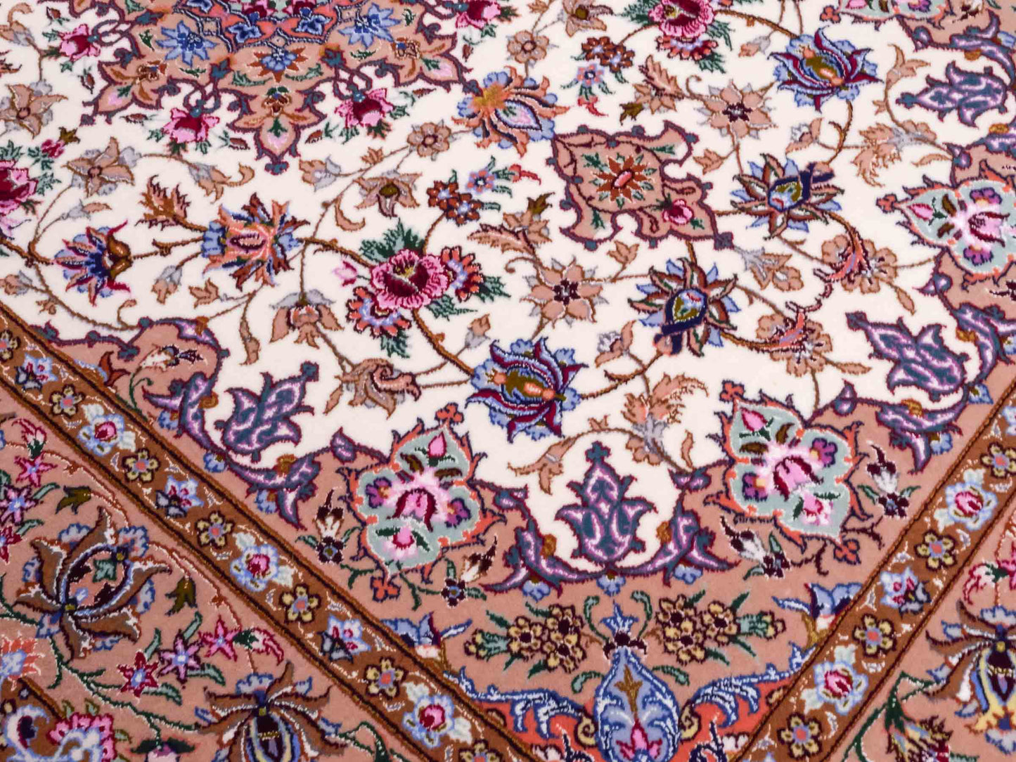 Handgeknüpfter "Mazaheri" Isfahan Perserteppich von Khademi aus Wolle mit Seide, beige, creme. Feiner, persischer Teppich mit Medaillon, signiert. Orientteppich handgeknüpft in Iran. Größe: 162 x 110 cm. Teppichnummer: DB3-1047 Jupiter Intl.