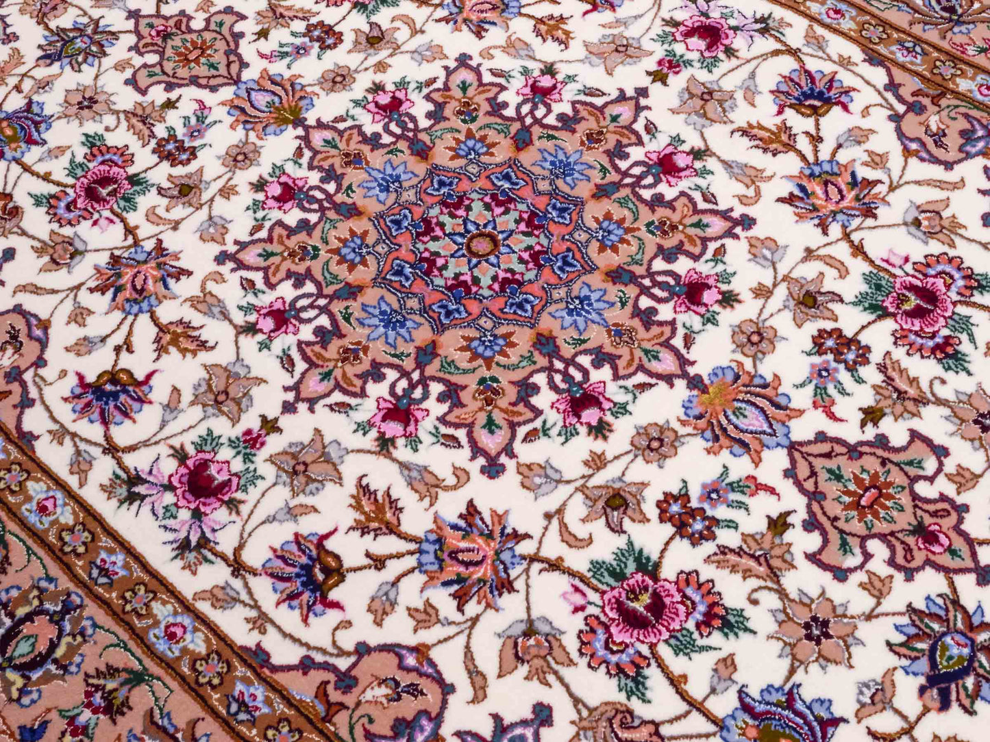 Handgeknüpfter "Mazaheri" Isfahan Perserteppich von Khademi aus Wolle mit Seide, beige, creme. Feiner, persischer Teppich mit Medaillon, signiert. Orientteppich handgeknüpft in Iran. Größe: 162 x 110 cm. Teppichnummer: DB3-1047 Jupiter Intl.