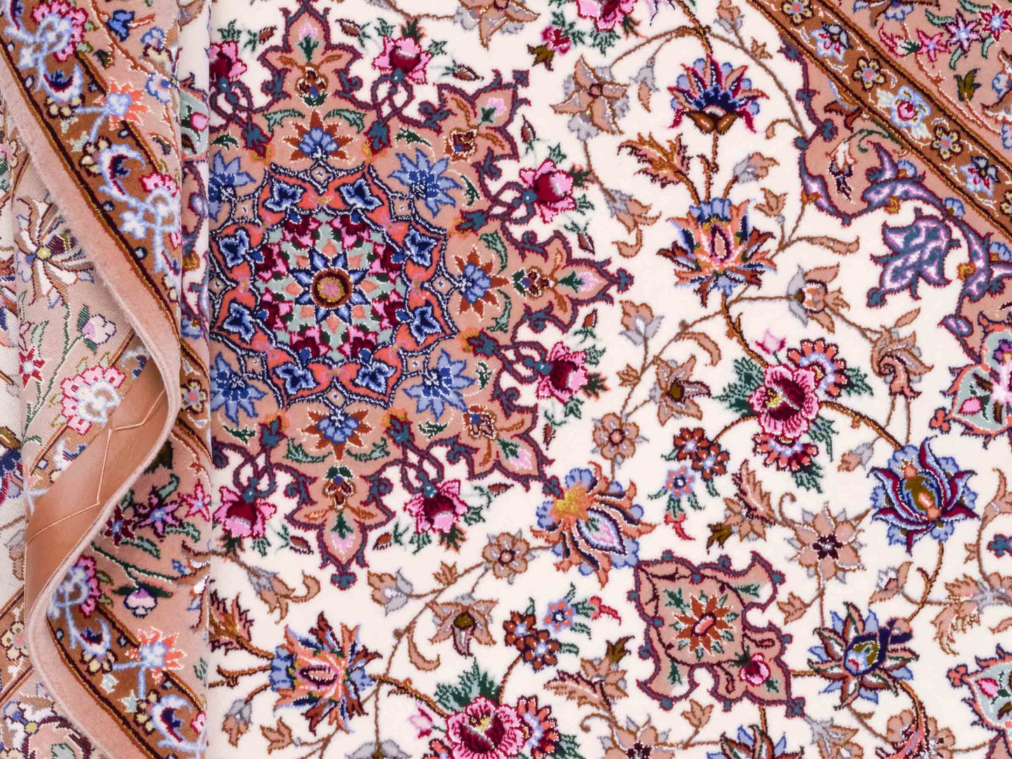 Handgeknüpfter "Mazaheri" Isfahan Perserteppich von Khademi aus Wolle mit Seide, beige, creme. Feiner, persischer Teppich mit Medaillon, signiert. Orientteppich handgeknüpft in Iran. Größe: 162 x 110 cm. Teppichnummer: DB3-1047 Jupiter Intl.