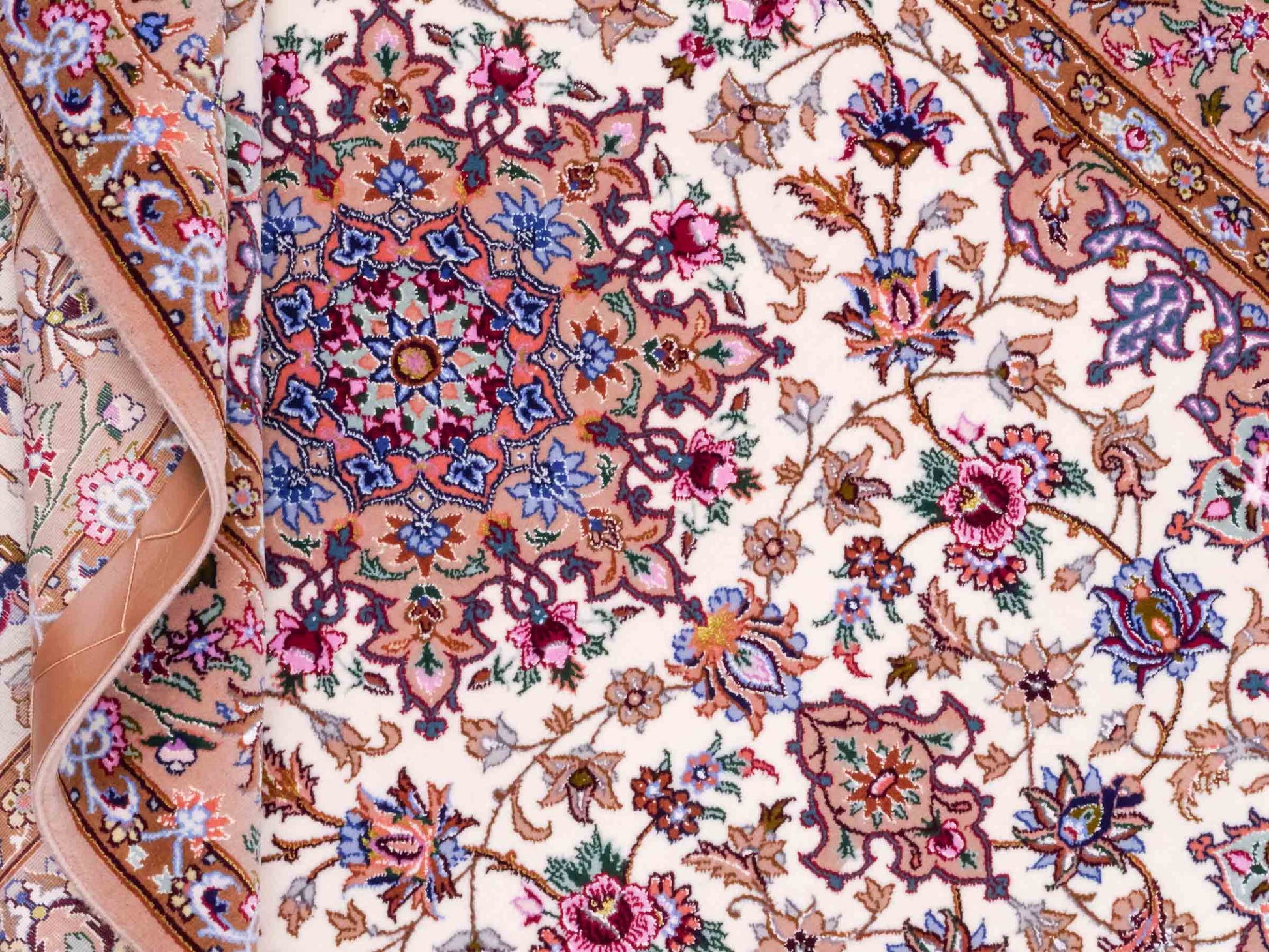 Handgeknüpfter "Mazaheri" Isfahan Perserteppich von Khademi aus Wolle mit Seide, beige, creme. Feiner, persischer Teppich mit Medaillon, signiert. Orientteppich handgeknüpft in Iran. Größe: 162 x 110 cm. Teppichnummer: DB3-1047 Jupiter Intl.