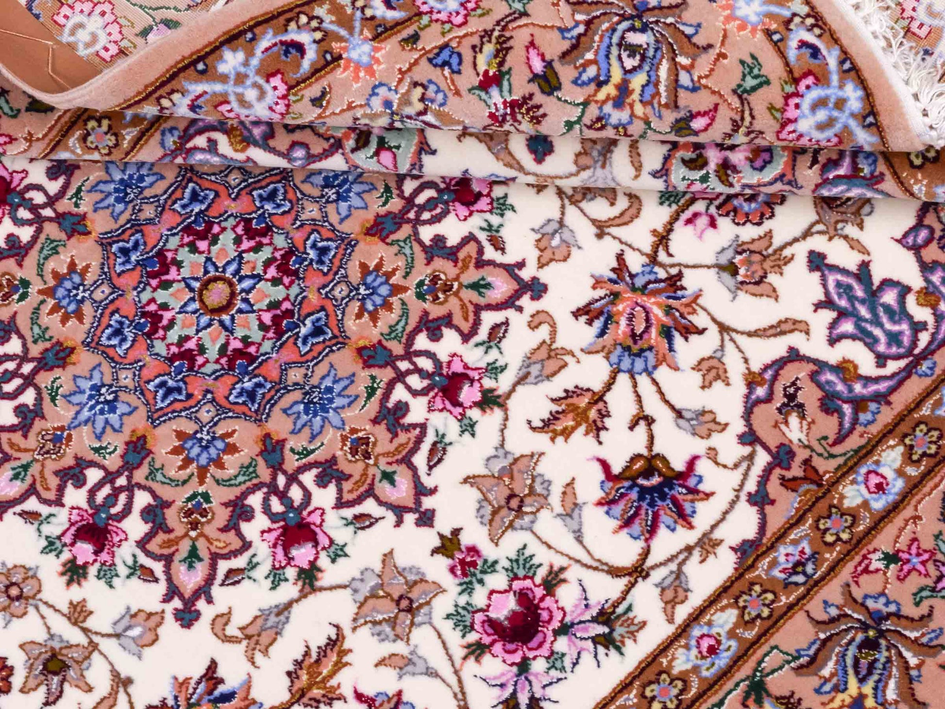 Handgeknüpfter "Mazaheri" Isfahan Perserteppich von Khademi aus Wolle mit Seide, beige, creme. Feiner, persischer Teppich mit Medaillon, signiert. Orientteppich handgeknüpft in Iran. Größe: 162 x 110 cm. Teppichnummer: DB3-1047 Jupiter Intl.