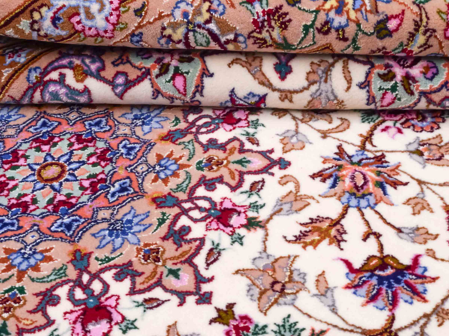 Handgeknüpfter "Mazaheri" Isfahan Perserteppich von Khademi aus Wolle mit Seide, beige, creme. Feiner, persischer Teppich mit Medaillon, signiert. Orientteppich handgeknüpft in Iran. Größe: 162 x 110 cm. Teppichnummer: DB3-1047 Jupiter Intl.