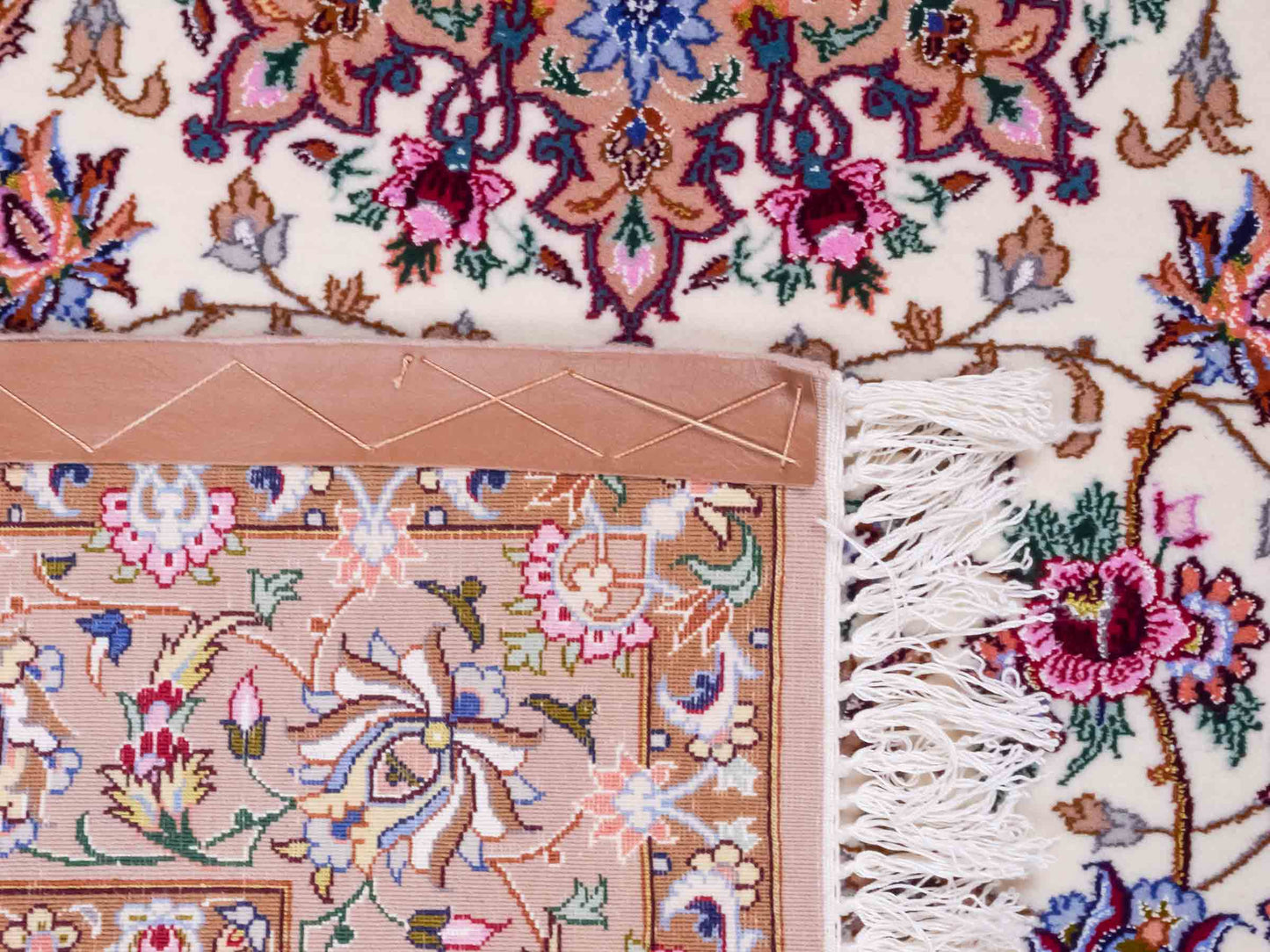 Handgeknüpfter "Mazaheri" Isfahan Perserteppich von Khademi aus Wolle mit Seide, beige, creme. Feiner, persischer Teppich mit Medaillon, signiert. Orientteppich handgeknüpft in Iran. Größe: 162 x 110 cm. Teppichnummer: DB3-1047 Jupiter Intl.