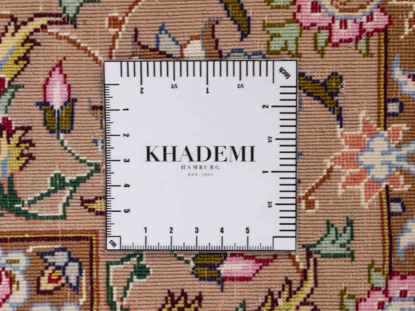 Handgeknüpfter "Mazaheri" Isfahan Perserteppich von Khademi aus Wolle mit Seide, beige, creme. Feiner, persischer Teppich mit Medaillon, signiert. Orientteppich handgeknüpft in Iran. Größe: 162 x 110 cm. Teppichnummer: DB3-1047 Jupiter Intl.