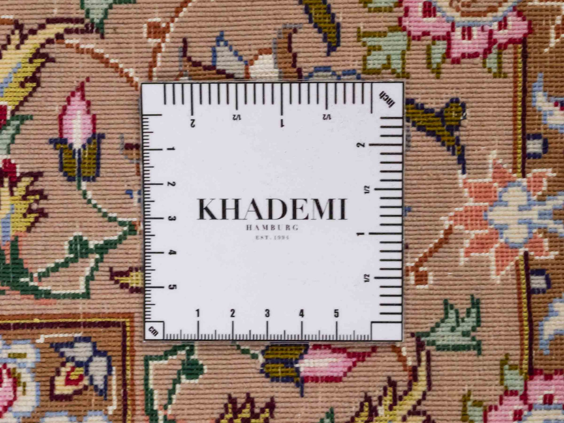 Handgeknüpfter "Mazaheri" Isfahan Perserteppich von Khademi aus Wolle mit Seide, beige, creme. Feiner, persischer Teppich mit Medaillon, signiert. Orientteppich handgeknüpft in Iran. Größe: 162 x 110 cm. Teppichnummer: DB3-1047 Jupiter Intl.