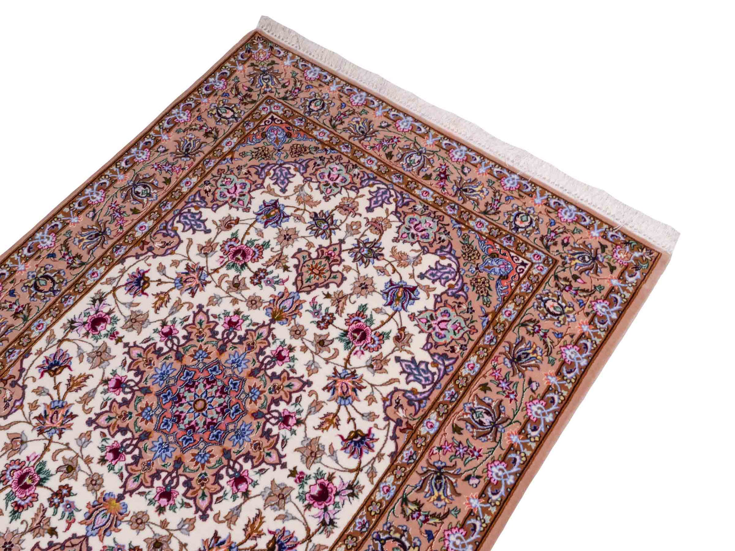 Handgeknüpfter "Mazaheri" Isfahan Perserteppich von Khademi aus Wolle mit Seide, beige, creme. Feiner, persischer Teppich mit Medaillon, signiert. Orientteppich handgeknüpft in Iran. Größe: 162 x 110 cm. Teppichnummer: DB3-1047 Jupiter Intl.