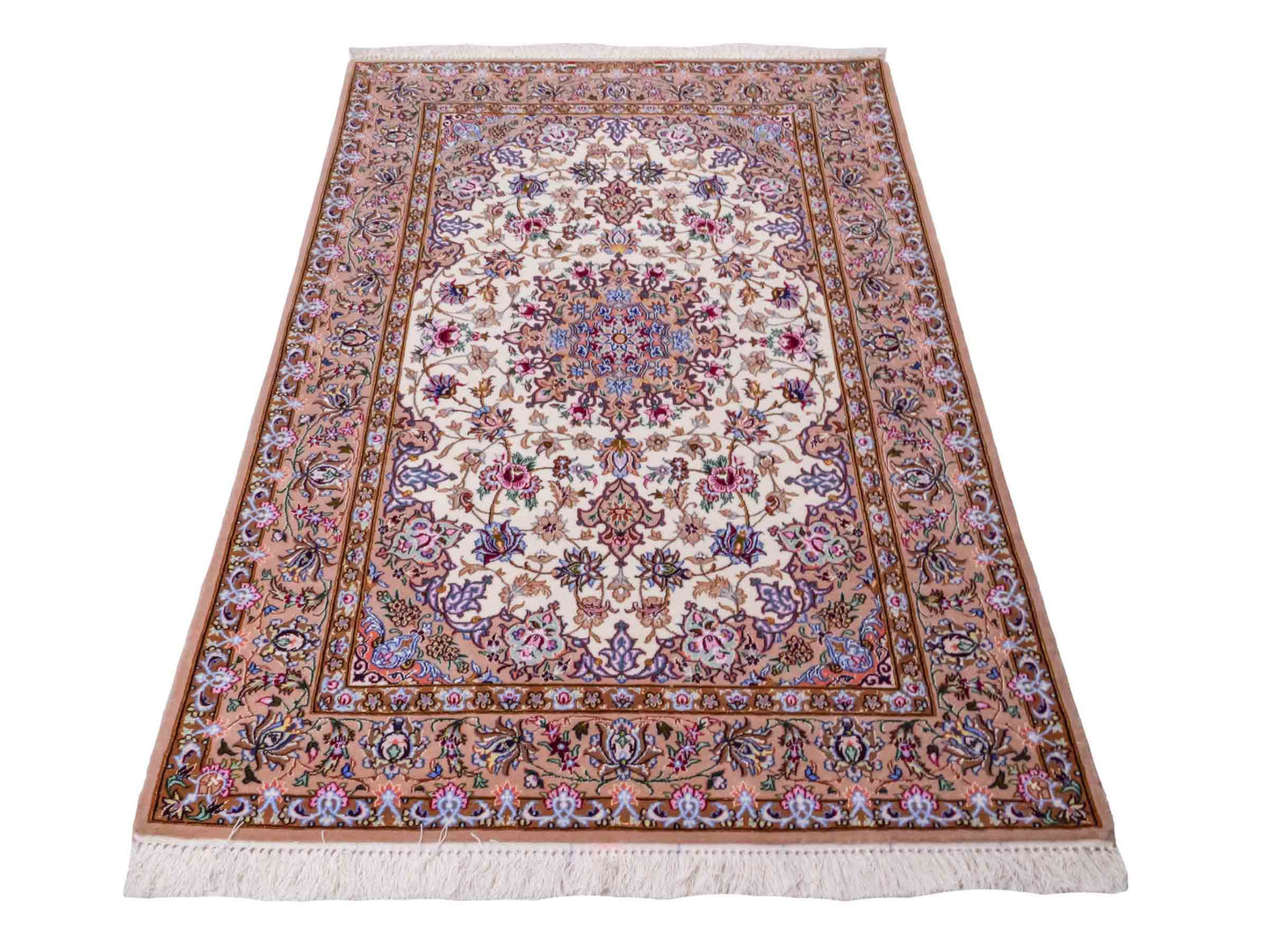 Handgeknüpfter "Mazaheri" Isfahan Perserteppich von Khademi aus Wolle mit Seide, beige, creme. Feiner, persischer Teppich mit Medaillon, signiert. Orientteppich handgeknüpft in Iran. Größe: 162 x 110 cm. Teppichnummer: DB3-1047 Jupiter Intl.