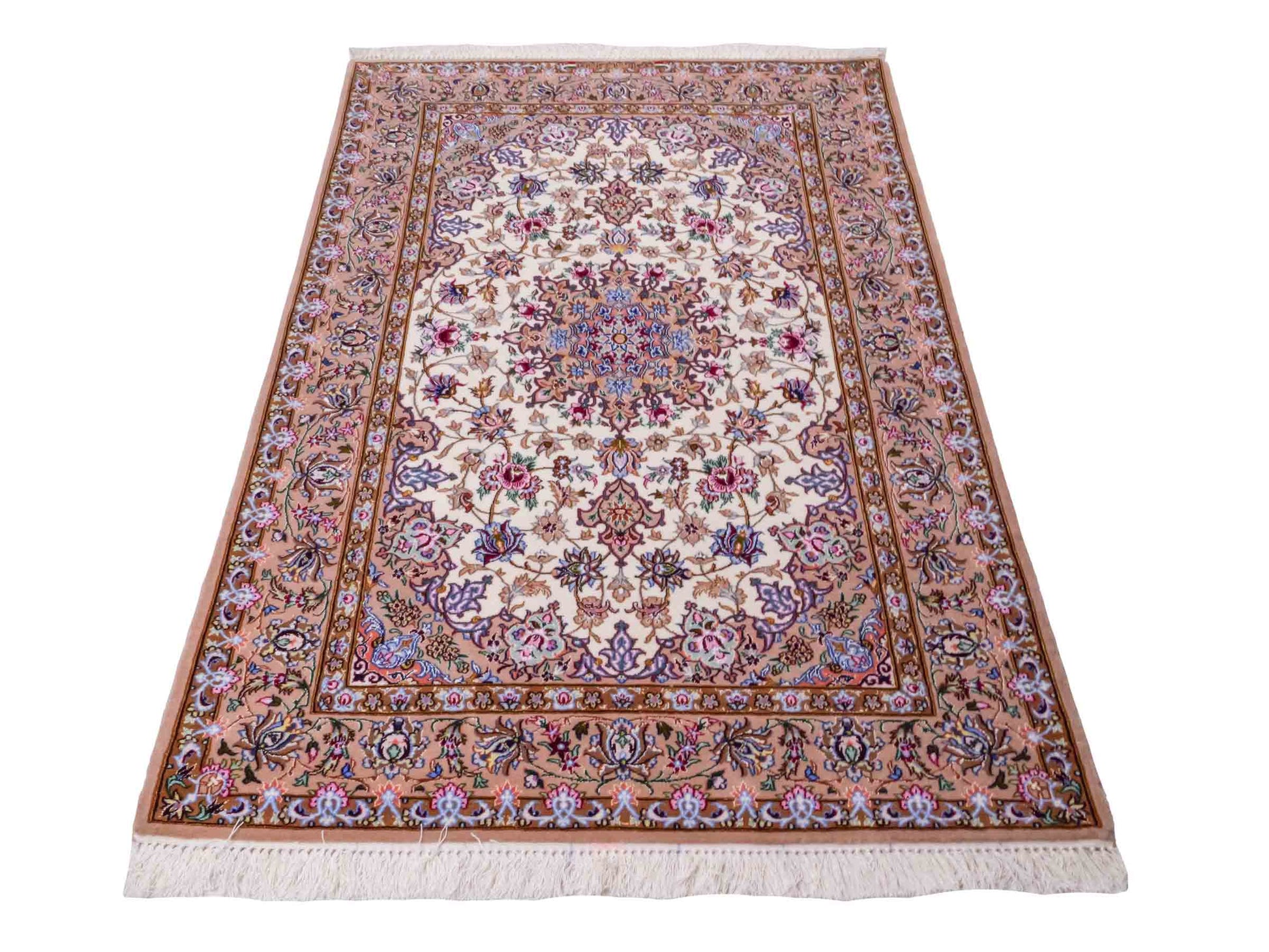 Handgeknüpfter "Mazaheri" Isfahan Perserteppich von Khademi aus Wolle mit Seide, beige, creme. Feiner, persischer Teppich mit Medaillon, signiert. Orientteppich handgeknüpft in Iran. Größe: 162 x 110 cm. Teppichnummer: DB3-1047 Jupiter Intl.