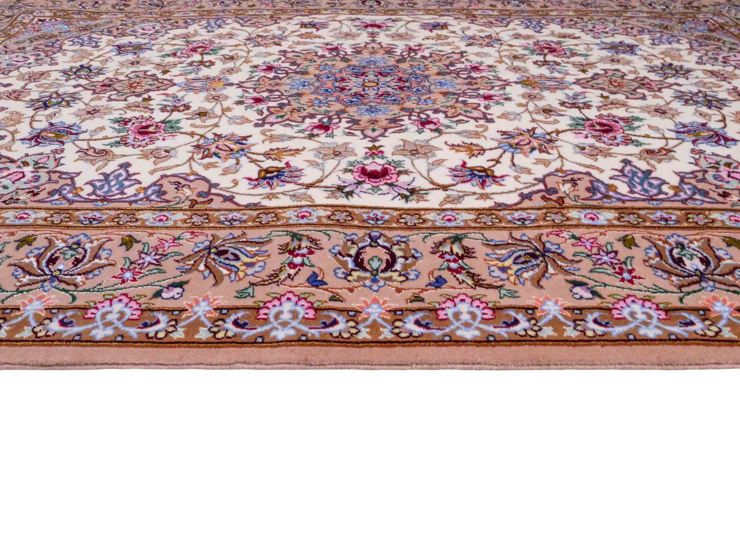 Handgeknüpfter "Mazaheri" Isfahan Perserteppich von Khademi aus Wolle mit Seide, beige, creme. Feiner, persischer Teppich mit Medaillon, signiert. Orientteppich handgeknüpft in Iran. Größe: 162 x 110 cm. Teppichnummer: DB3-1047 Jupiter Intl.