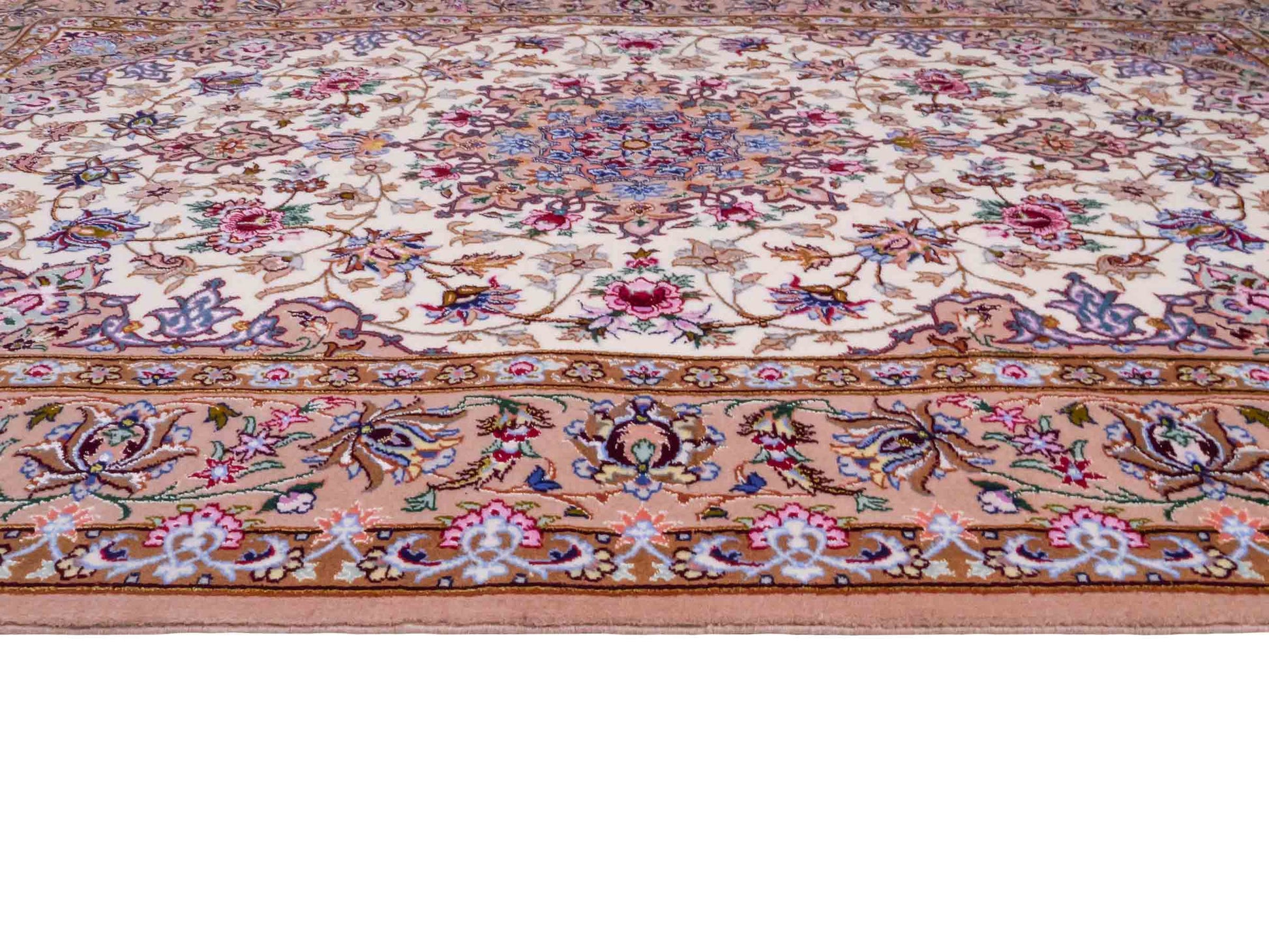 Handgeknüpfter "Mazaheri" Isfahan Perserteppich von Khademi aus Wolle mit Seide, beige, creme. Feiner, persischer Teppich mit Medaillon, signiert. Orientteppich handgeknüpft in Iran. Größe: 162 x 110 cm. Teppichnummer: DB3-1047 Jupiter Intl.