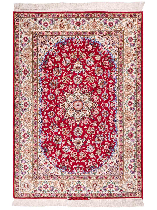Handgeknüpfter "Safdari" Isfahan Perserteppich von Khademi aus Wolle mit Seide, rot-cremeweiß. Feiner, persischer Teppich mit Medaillon, signiert. Orientteppich, handgeknüpft in Iran. Größe: 163 x 111 cm. Teppichnummer: DB3-1048 Jupiter Intl.